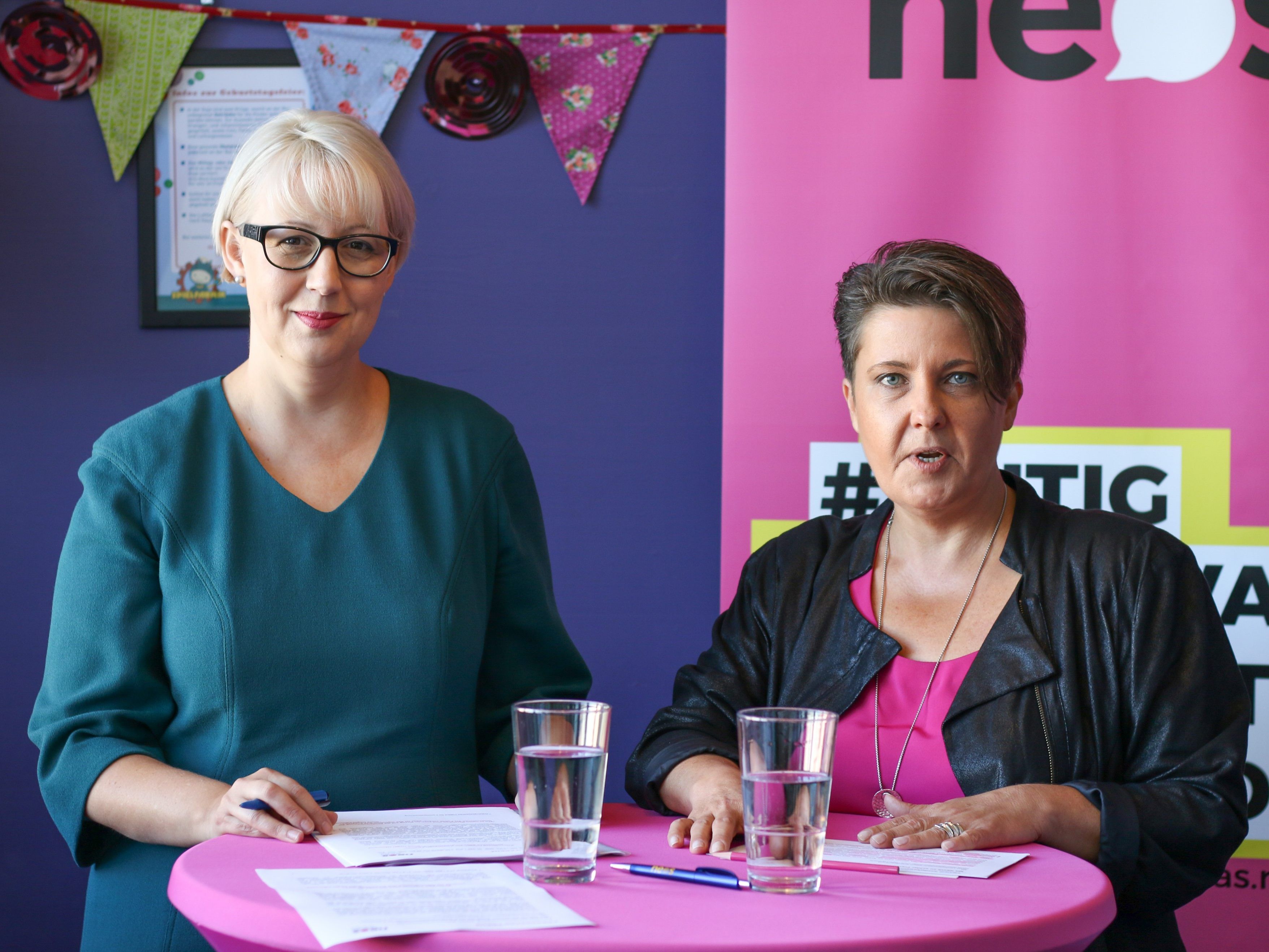 Landtagsabgeordneten Sabine Scheffknecht und NEOS Nationalratsabgeordneten Doris Hager-Hämmerle