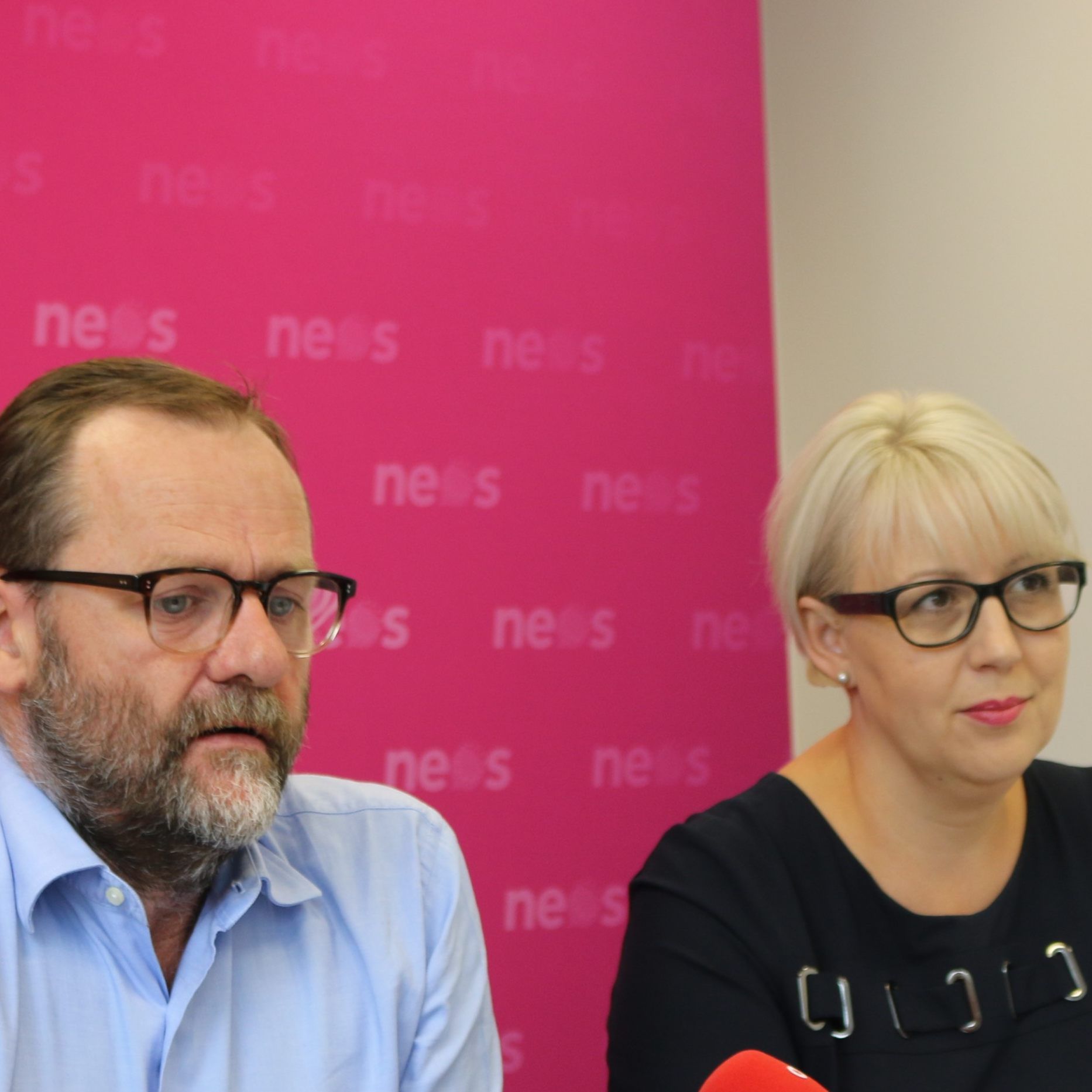 Die NEOS liefern Lösungsvorschläge zu Brennpunktthemen