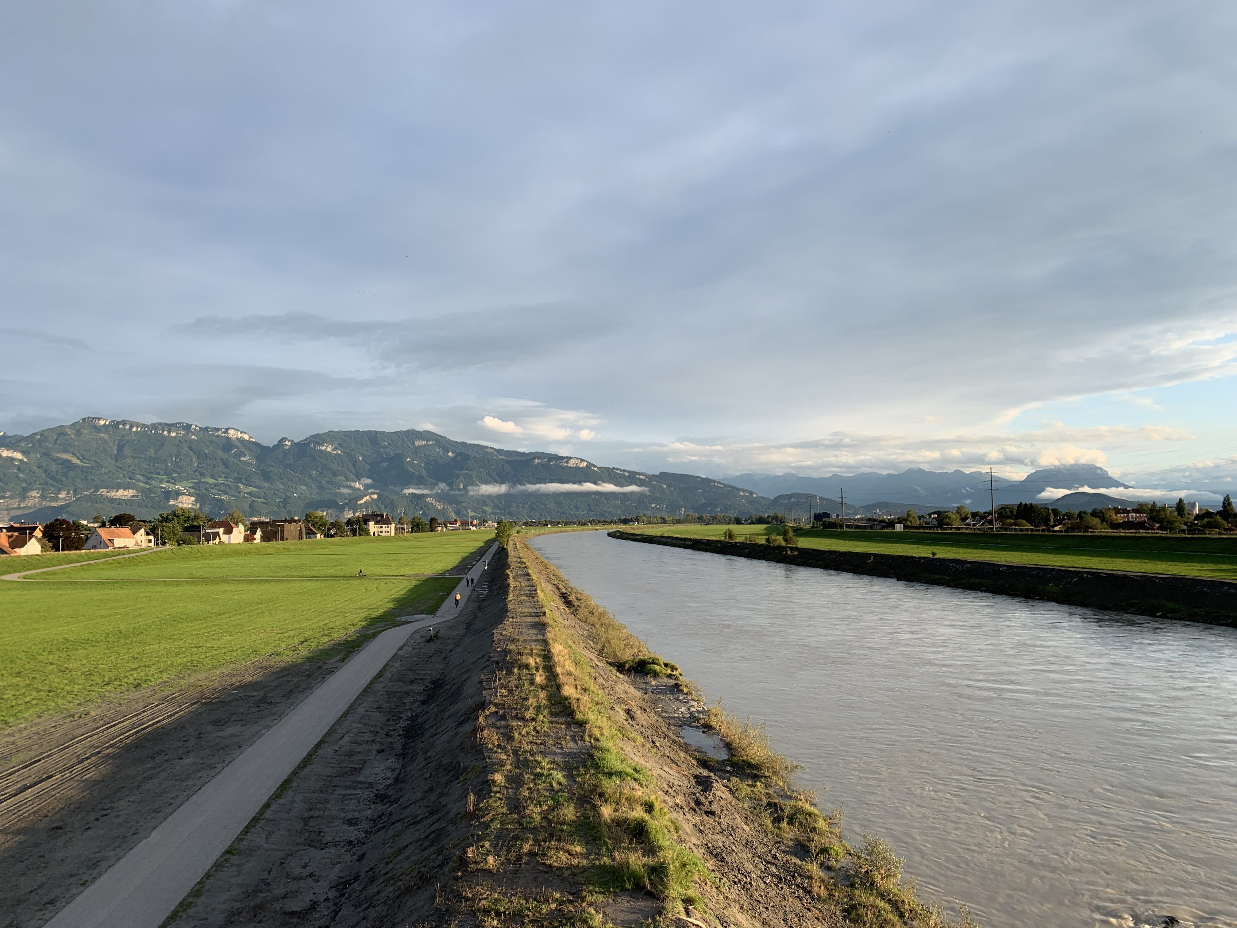 Blick von der Hauptverkehrsbrücke beim Zollamt Lustenau-Au Richtung Oberfahr, wo eine neue Radbrücke gebaut werden soll.