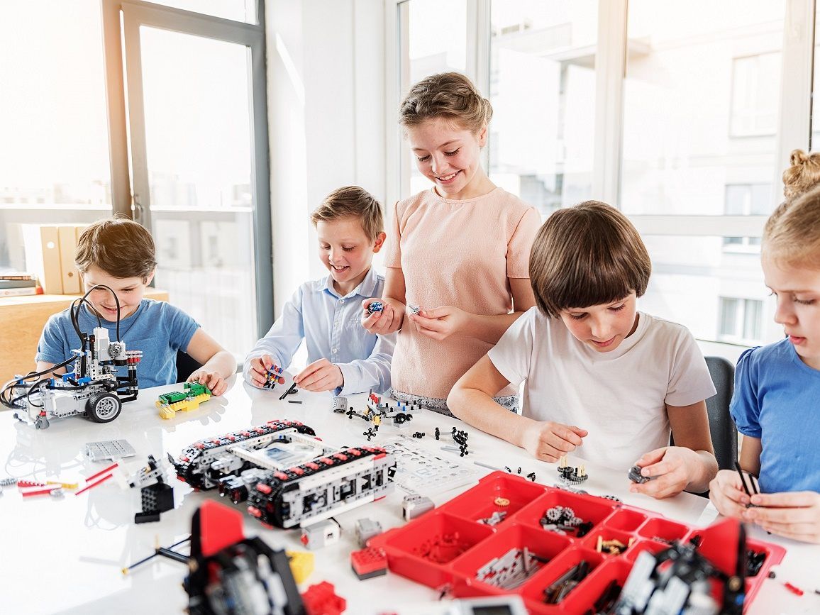 Bei Tag der offenen Tür können Kinder selbst Roboter bauen oder einfache Software programmieren. Bei Tag der offenen Tür können Kinder selbst Roboter bauen oder einfache Software programmieren.