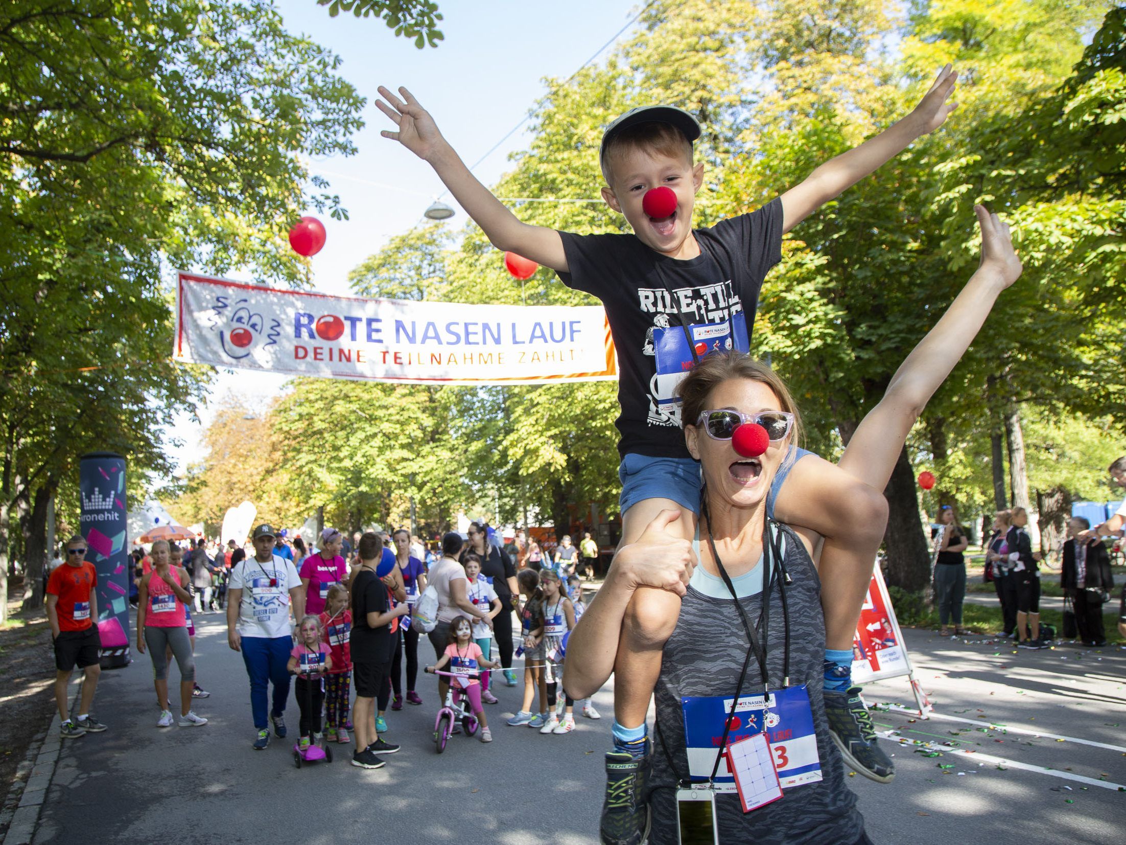Fröhliche Teilnehmer beim 11. Rote Nasen Lauf im Wiener Prater