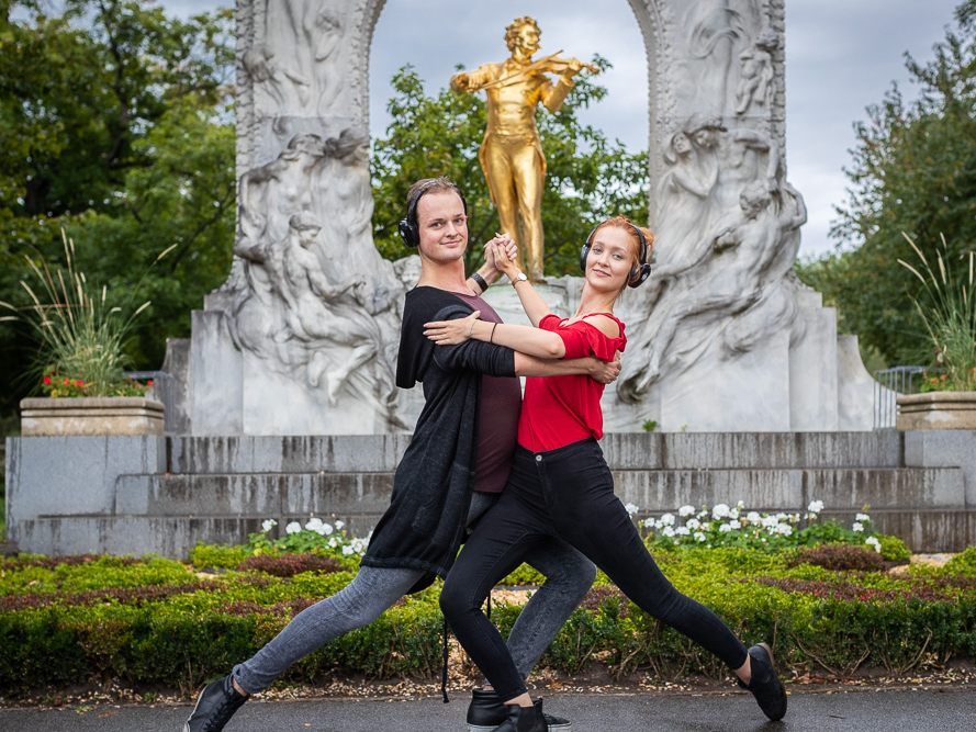 Eine etwas andere "Silent Disco": Das "Silent Waltz" im Wiener Stadtpark. Eine etwas andere "Silent Disco": Das "Silent Waltz" im Wiener Stadtpark.