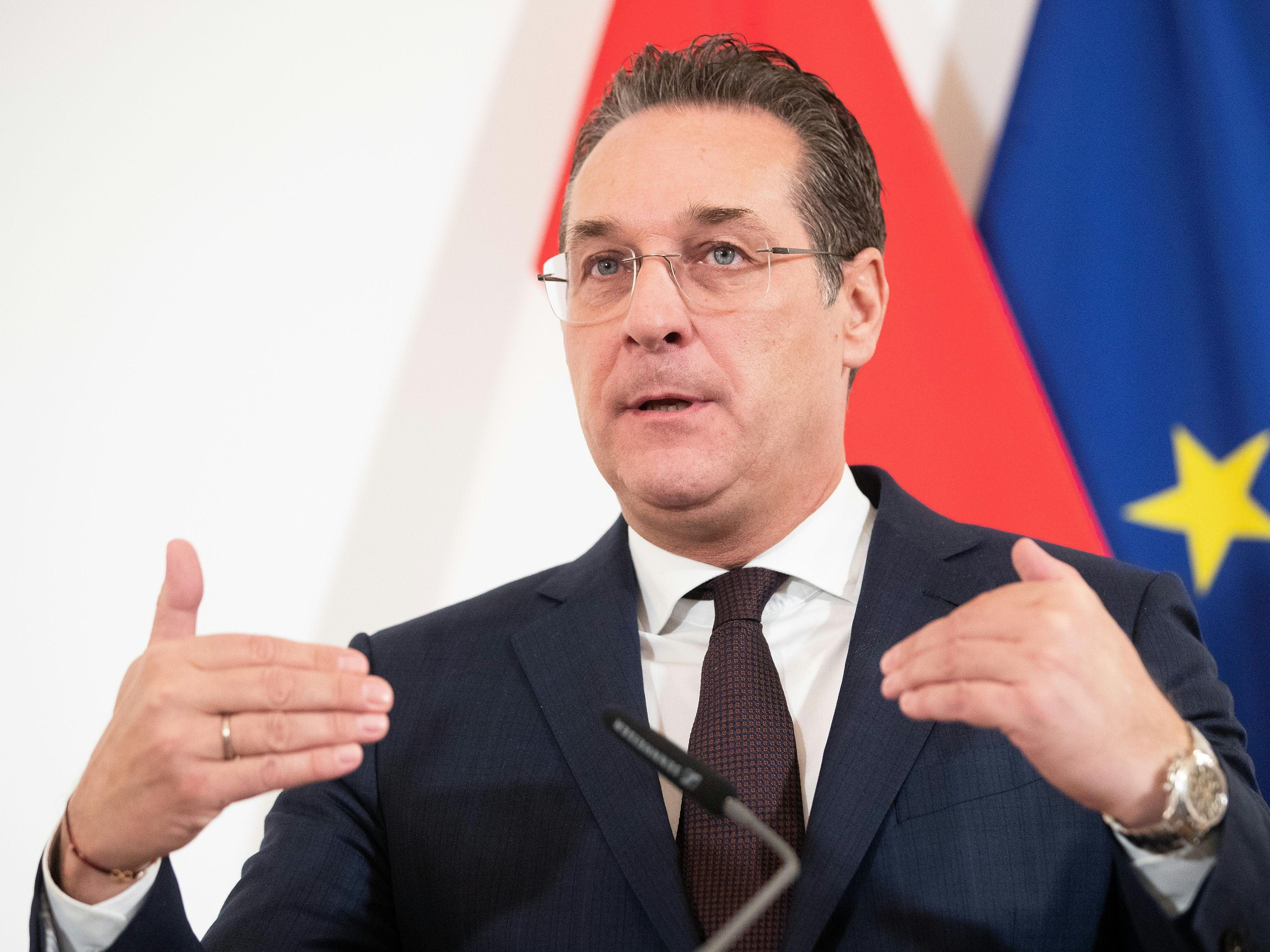 Strache habe auch nie eine Sporttasche mit Bargeld gehabt, "sondern wenn mit durchgeschwitzter Sportwäsche". Strache habe auch nie eine Sporttasche mit Bargeld gehabt, "sondern wenn mit durchgeschwitzter Sportwäsche".