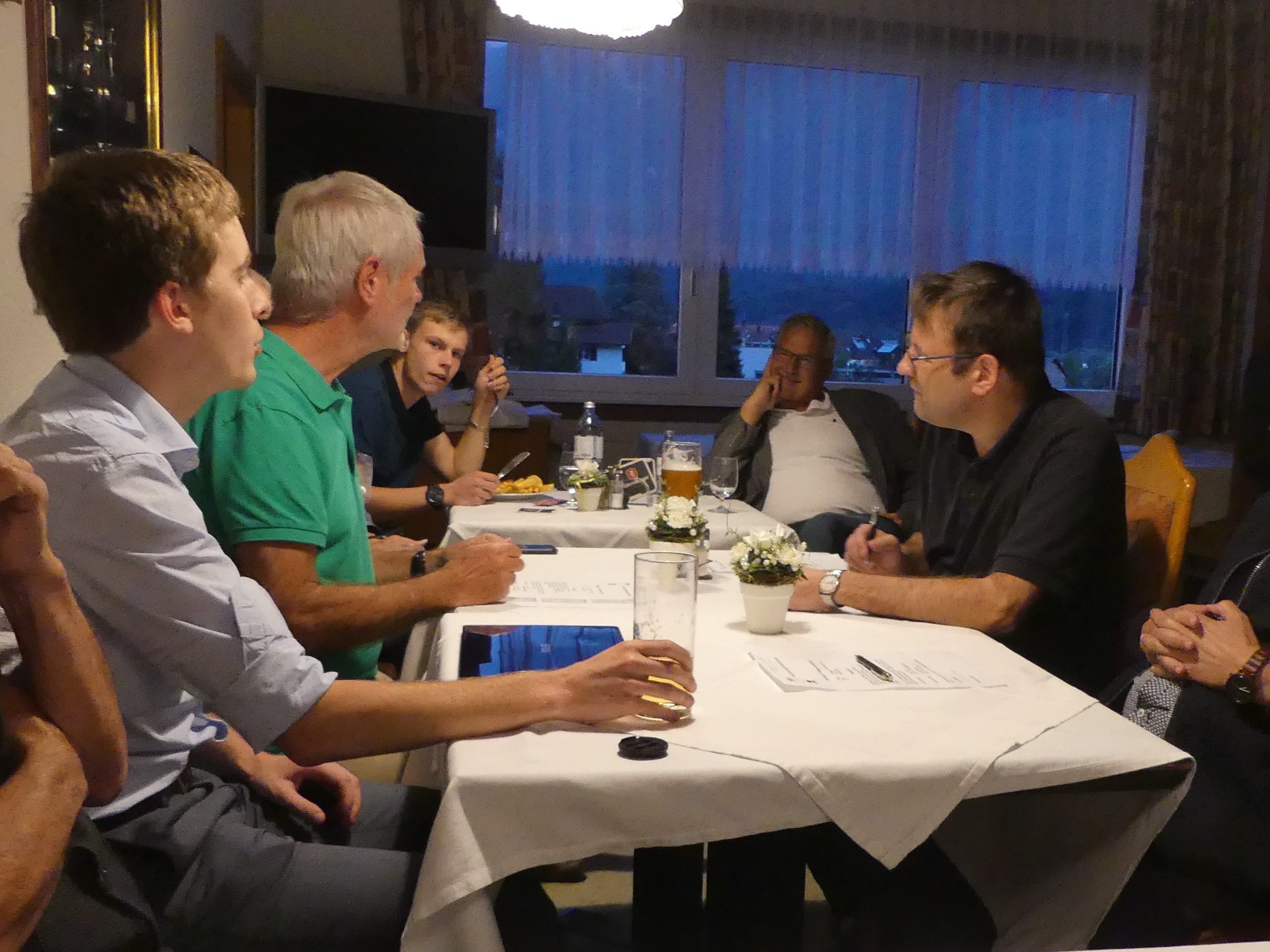 Obmann Burtscher führt die Versammlung