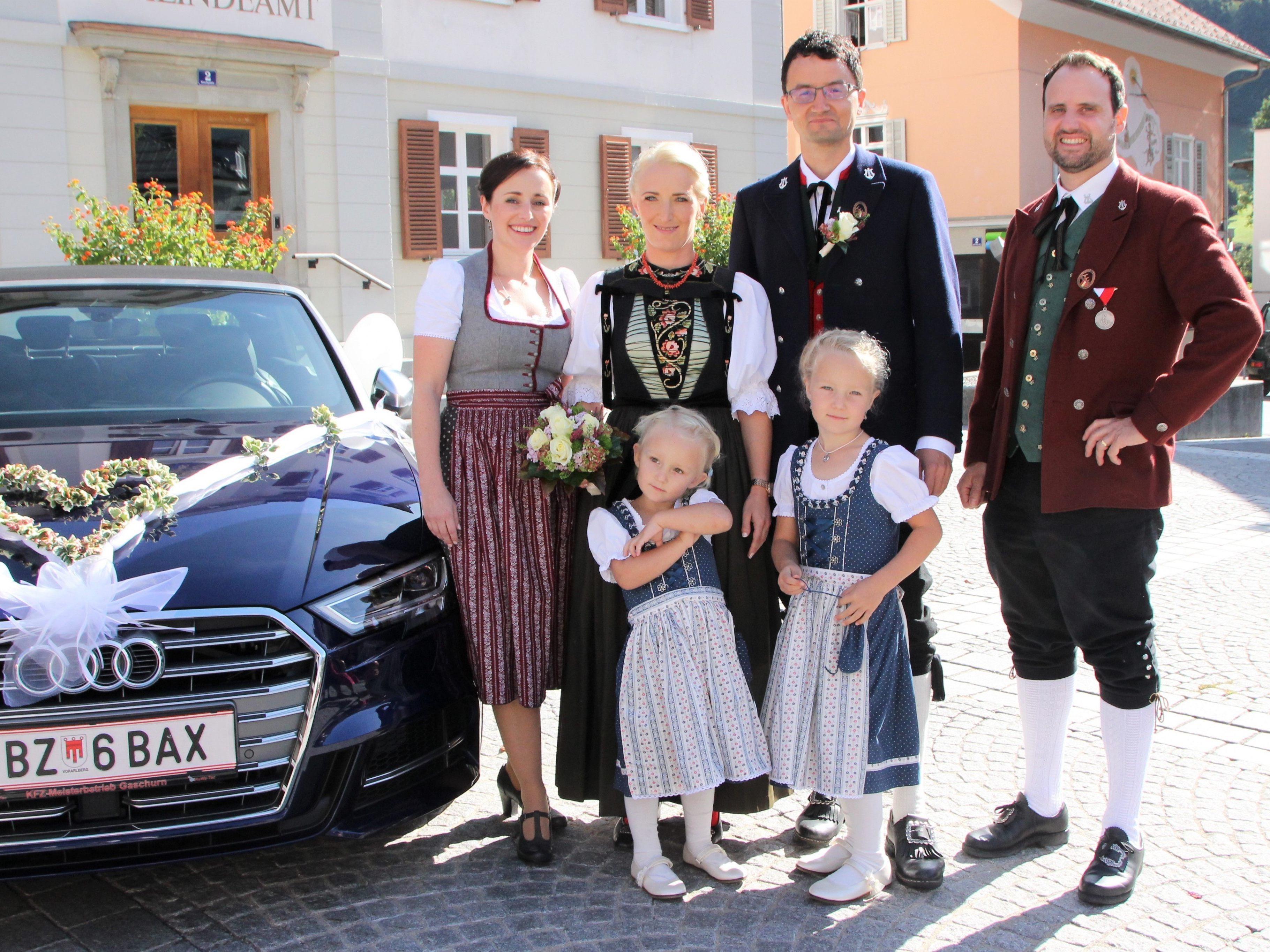 Das Montafoner Brautpaar mit seinen Mädels und Trauzeugen.