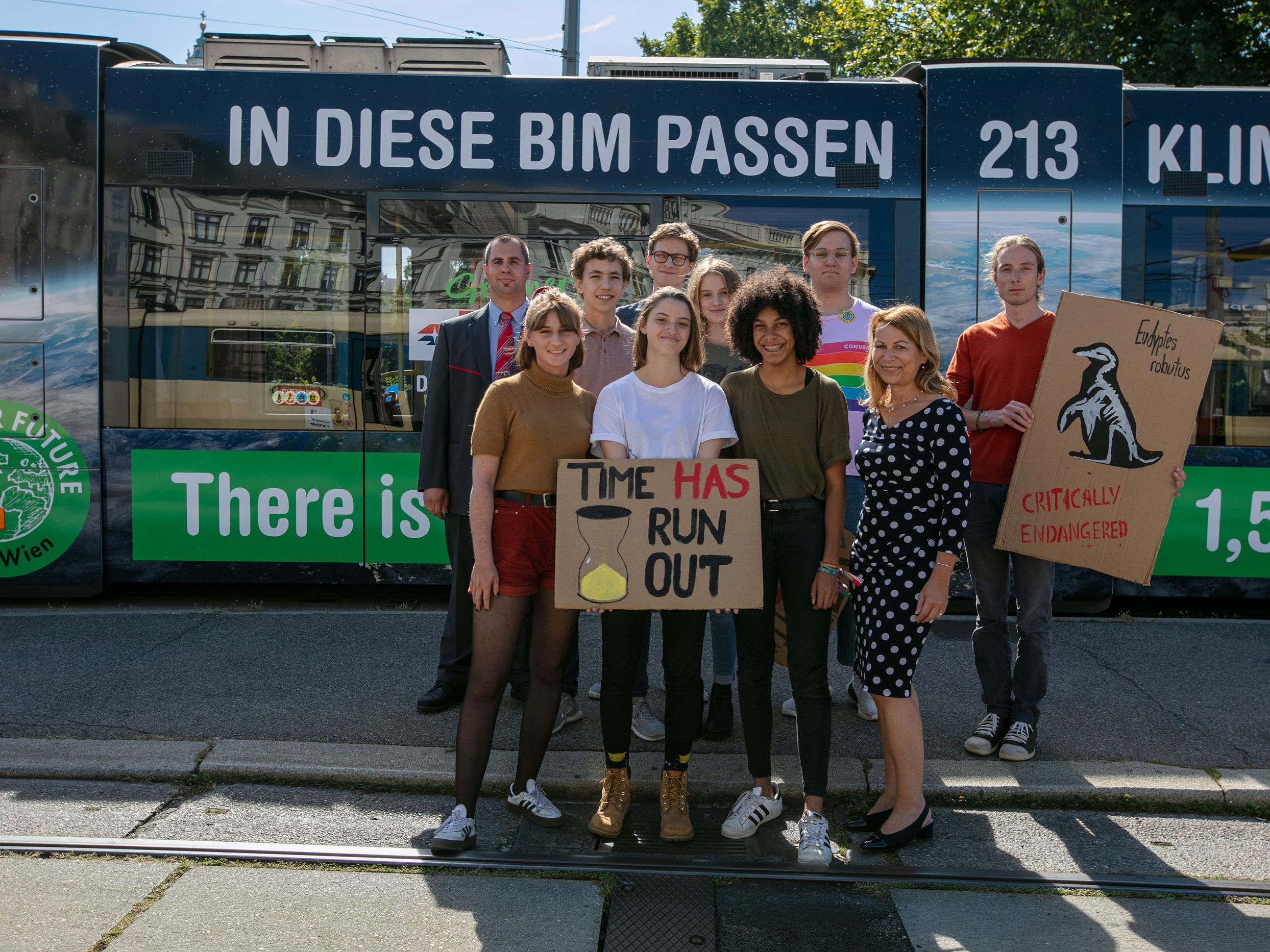Fridays For Future Wien mit Wiener Linien Geschäftsführerin Alexandra Reinagl vor der gebrandeten Straßenbahn Fridays For Future Wien mit Wiener Linien Geschäftsführerin Alexandra Reinagl vor der gebrandeten Straßenbahn