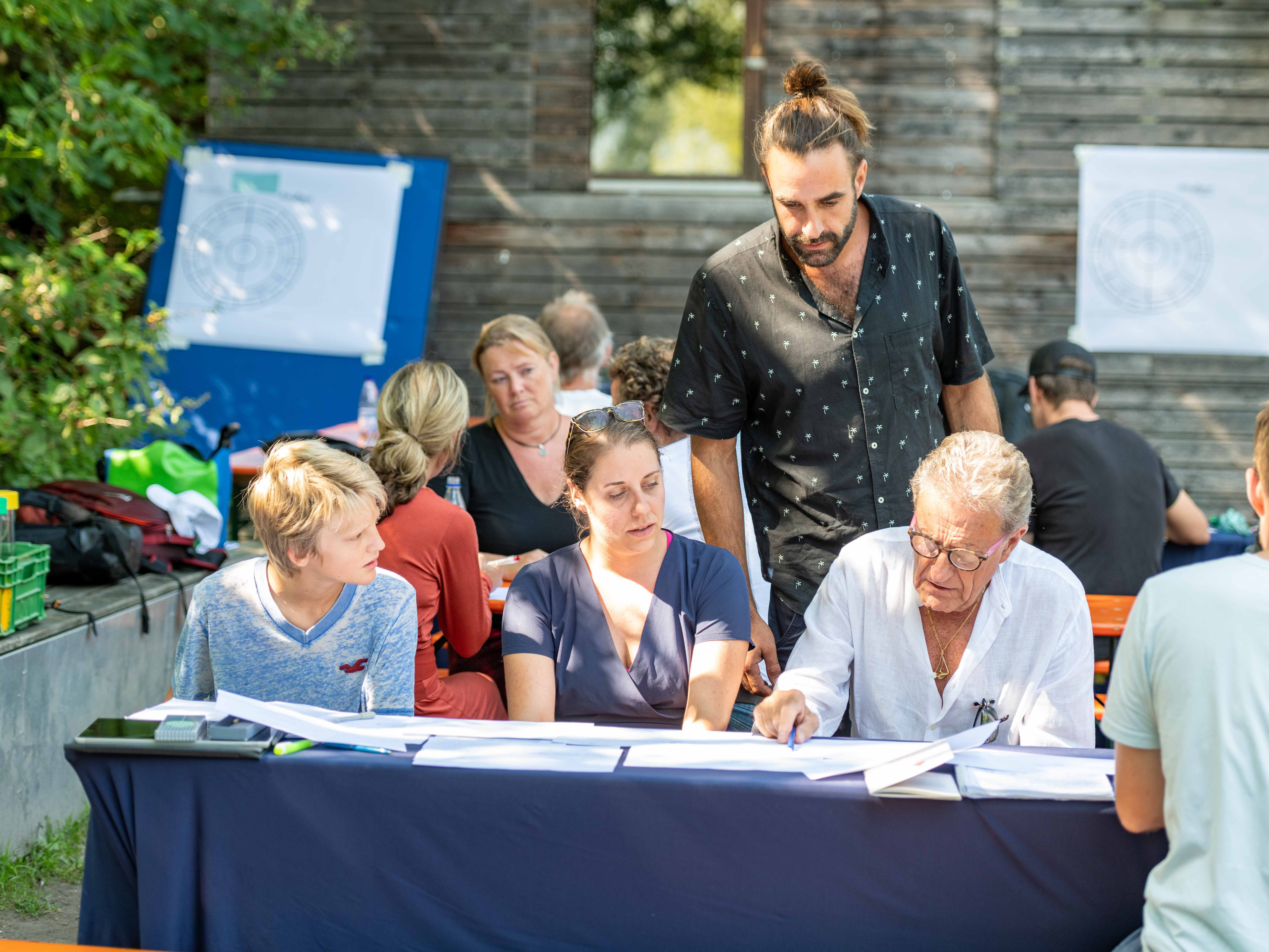 An die 40 Menschen bildeten das Manifest-Kollektiv: Alt und Jung, Arbeitnehmer und Arbeitgeber, bunt zusammengewürfelt berieten sie drei Tage lang die Zukunft der Arbeit. An die 40 Menschen bildeten das Manifest-Kollektiv: Alt und Jung, Arbeitnehmer und Arbeitgeber, bunt zusammengewürfelt berieten sie drei Tage lang die Zukunft der Arbeit.