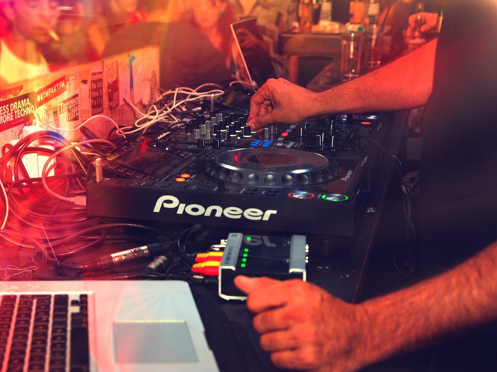 Auf die Besucher wartet ein abwechslungsreicher EDM-Mix.