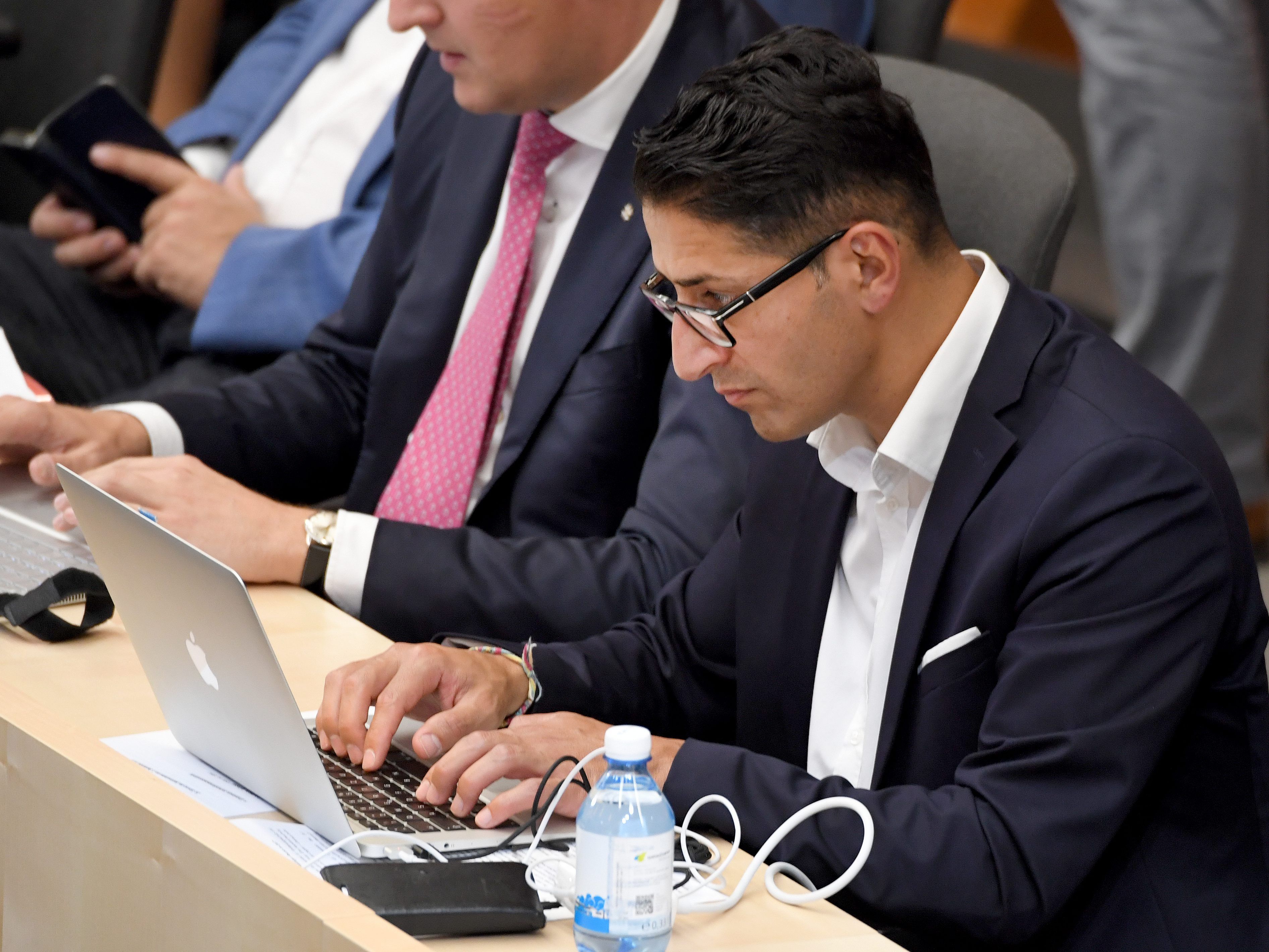 Der Abgeordnete Dönmez zog bei einer Auseinandersetzung in Linz ein Messer.