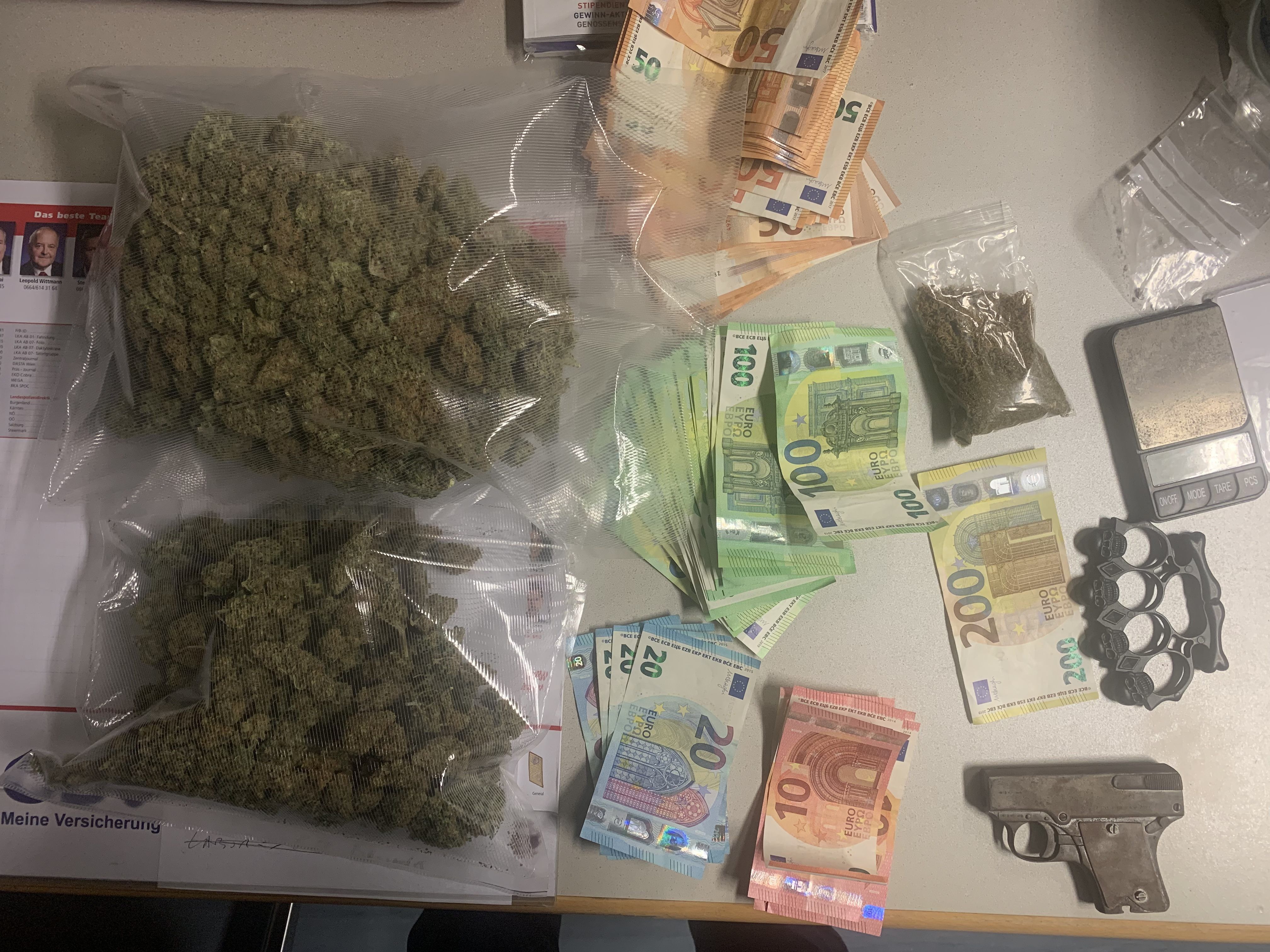 Die Polizei konnte auch eine Faustfeuerwaffe sicherstellen.