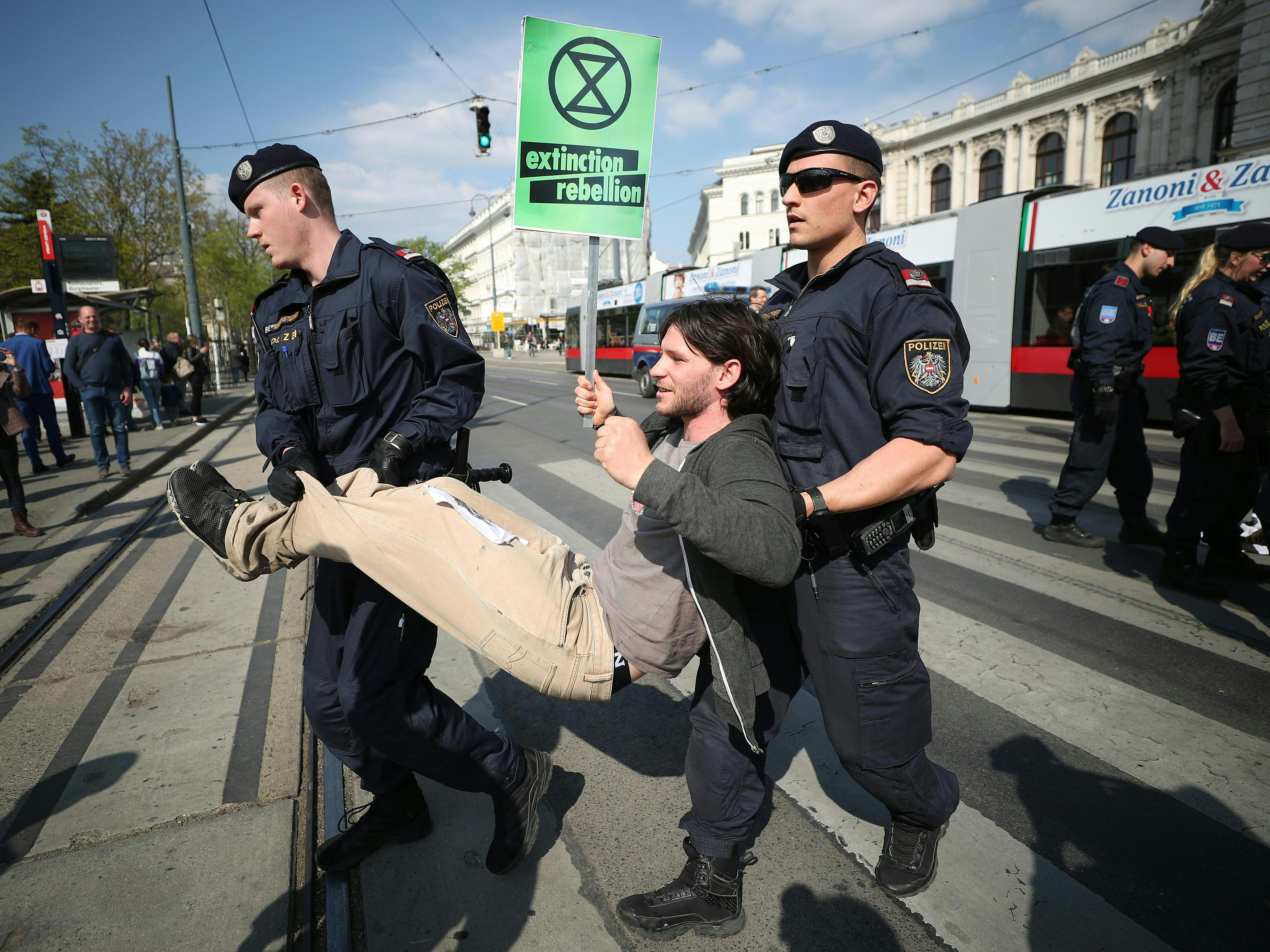 Bereits im April demonstrierten die Aktivisten von "Extinction Rebellion". Bereits im April demonstrierten die Aktivisten von "Extinction Rebellion".