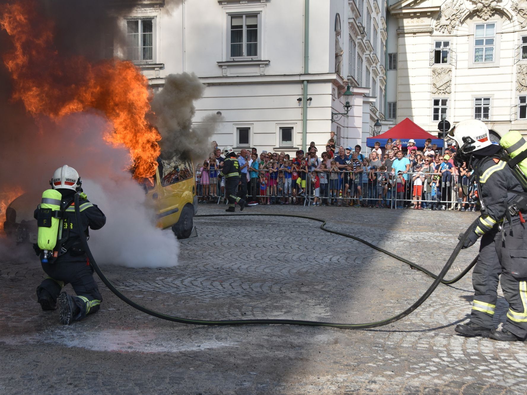 Beim Feuerwehrfest in Wien geht es heiß her. Beim Feuerwehrfest in Wien geht es heiß her.
