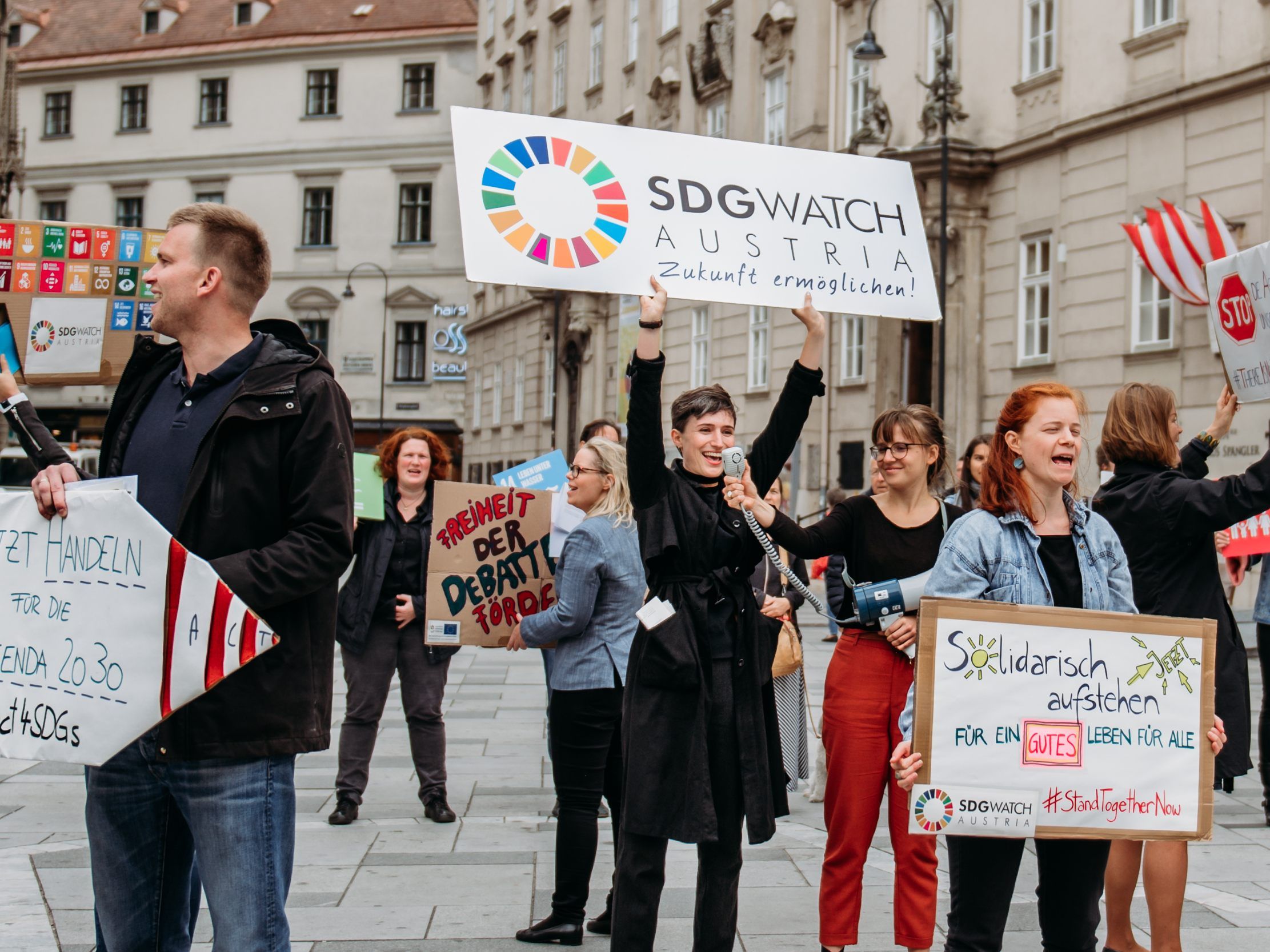 Rund 100 menschen demonstrierten am Wiener Stephansplatz.