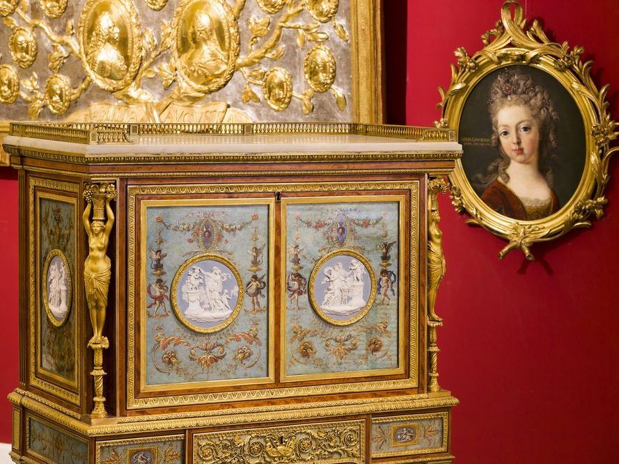 Im Hofmobiliendebot in Wien lassen sich alte Möbel und moderne Klassiker ansehen.