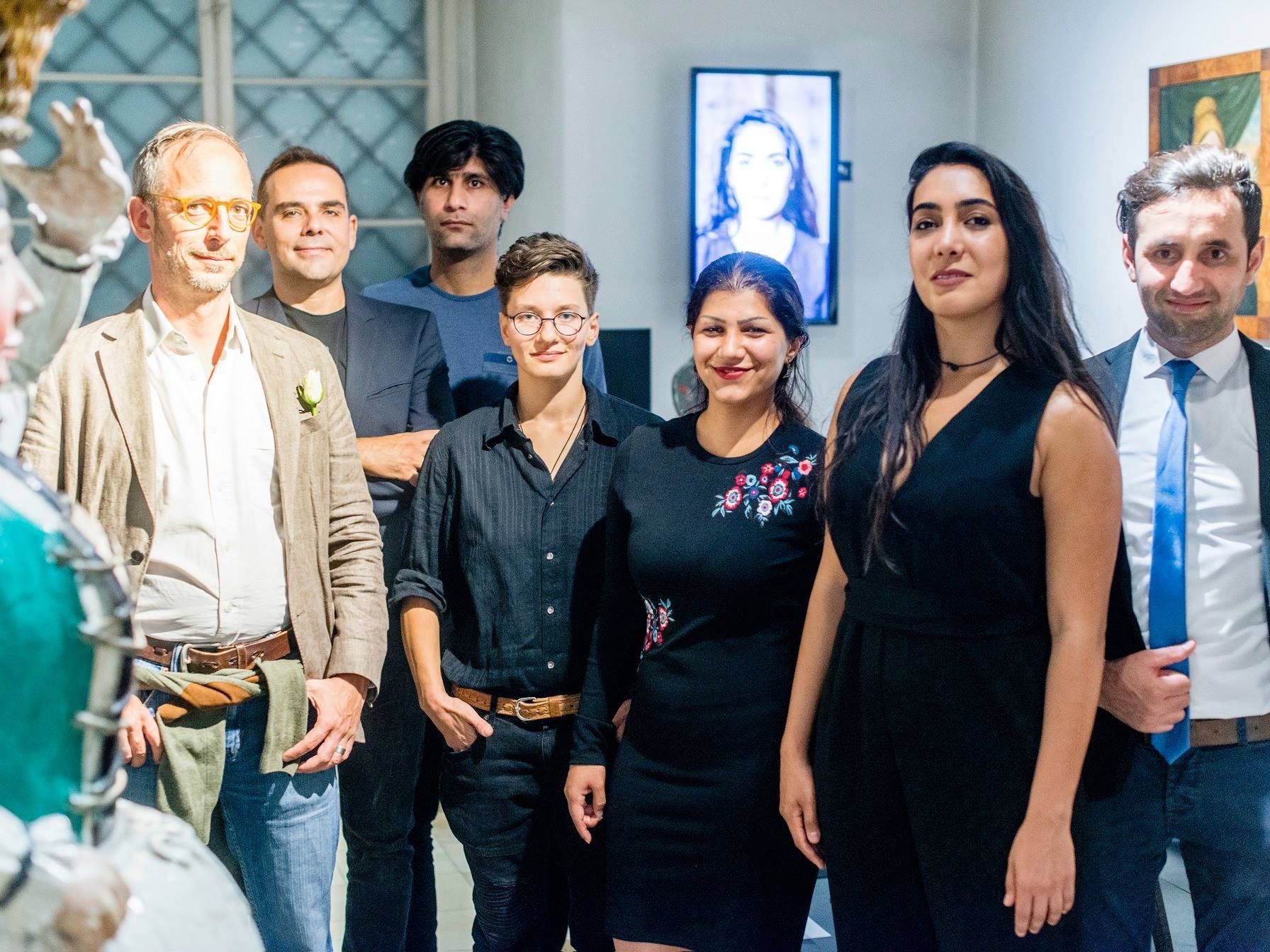 Die Kuratoren führen durch die Ausstellung. Die Kuratoren führen durch die Ausstellung.