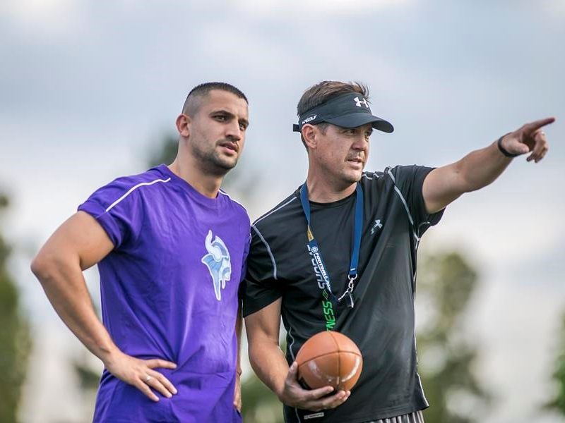 Box-Champ Marcos Nader und Dacia Vikings Head Coach Chris Calaycay beim Probetraining.