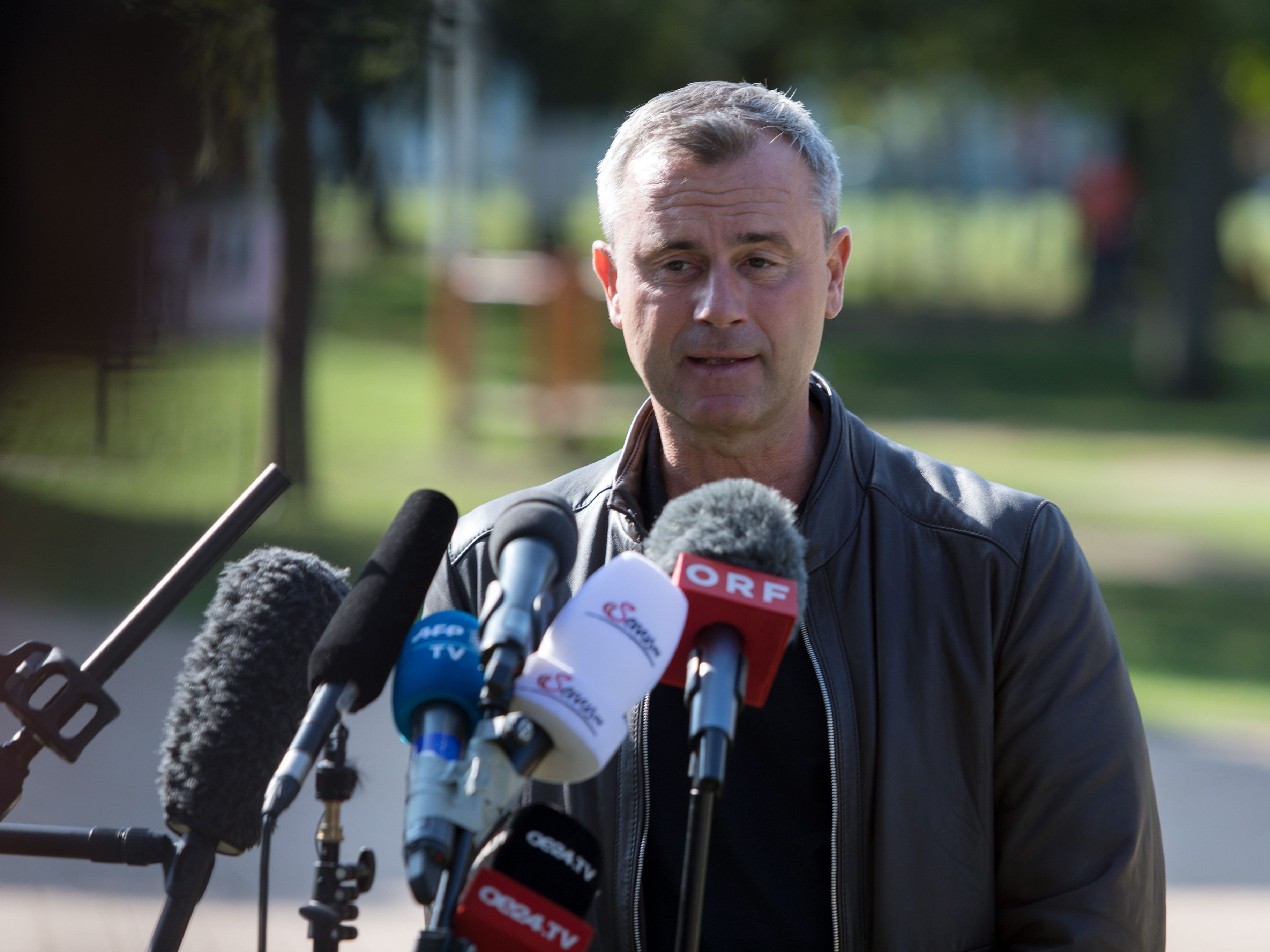 Norbert Hofer zeigte sich im Wahllokal noch zurückhaltend.