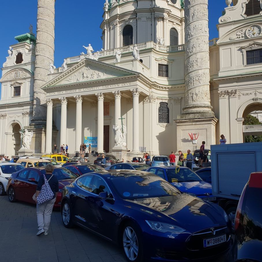 Bei "Rock den Ring" ziehen E-Autos um den Wiener Ring.