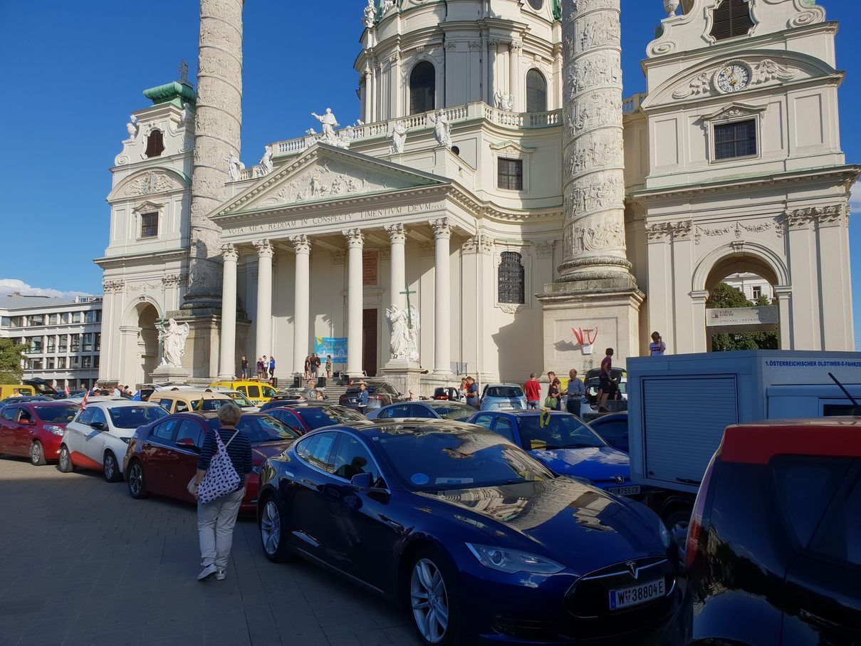 Bei "Rock den Ring" ziehen E-Autos um den Wiener Ring. Bei "Rock den Ring" ziehen E-Autos um den Wiener Ring.