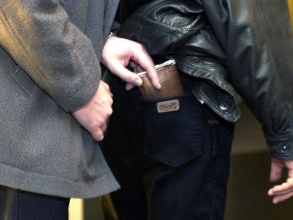 Der Taschendieb soll vor allem in Wiener Geschäften aktiv gewesen sein. Der Taschendieb soll vor allem in Wiener Geschäften aktiv gewesen sein.