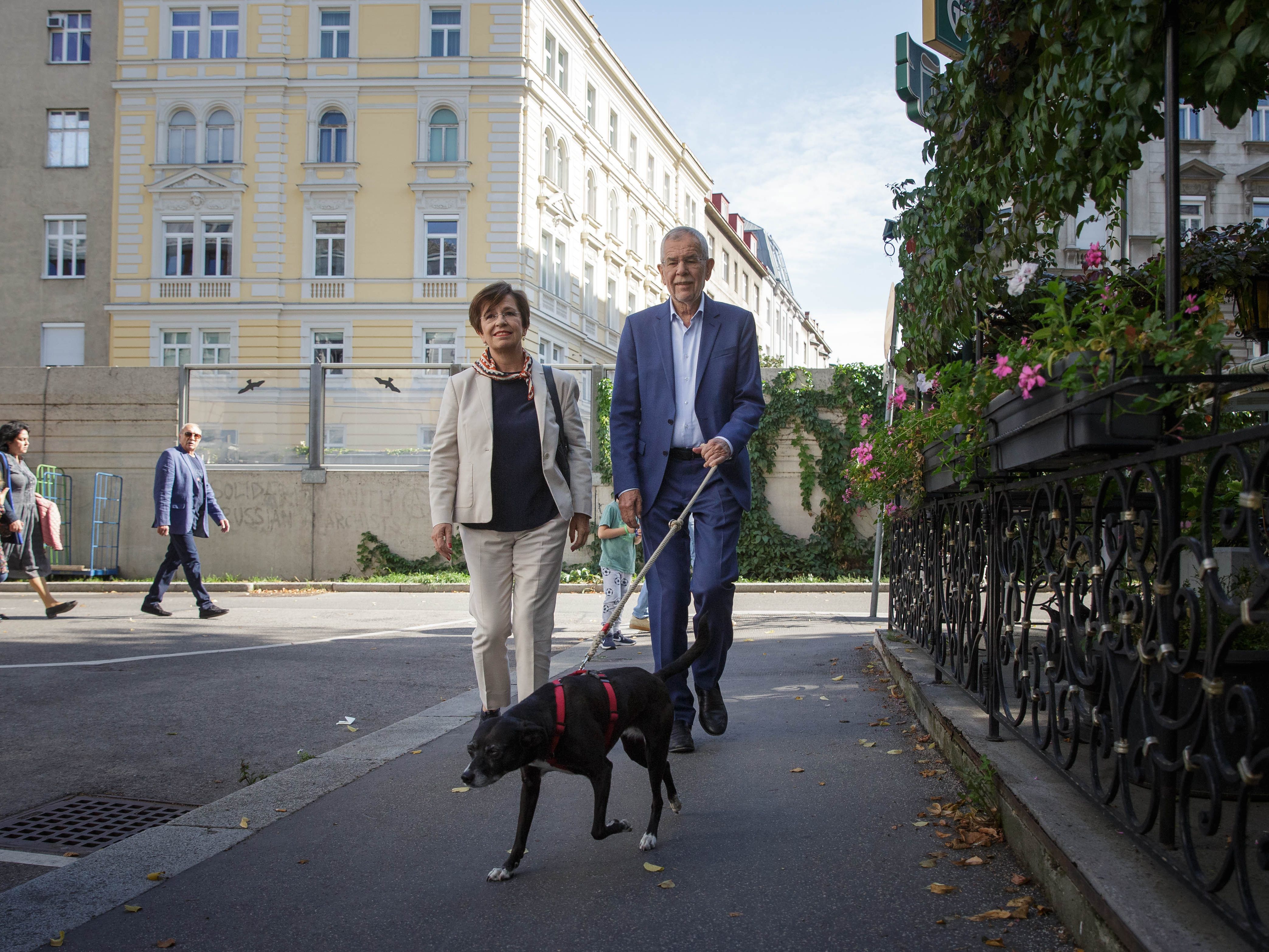 Alexander Van der Bellen ging mit Frau und Hund wählen.
