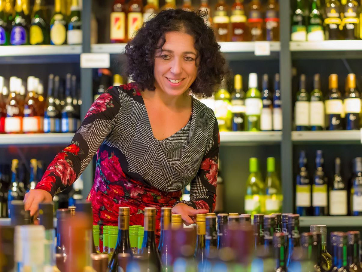 Silvia Eichhübl eröffnet einen Weinalden in Wien-Leopoldstadt.