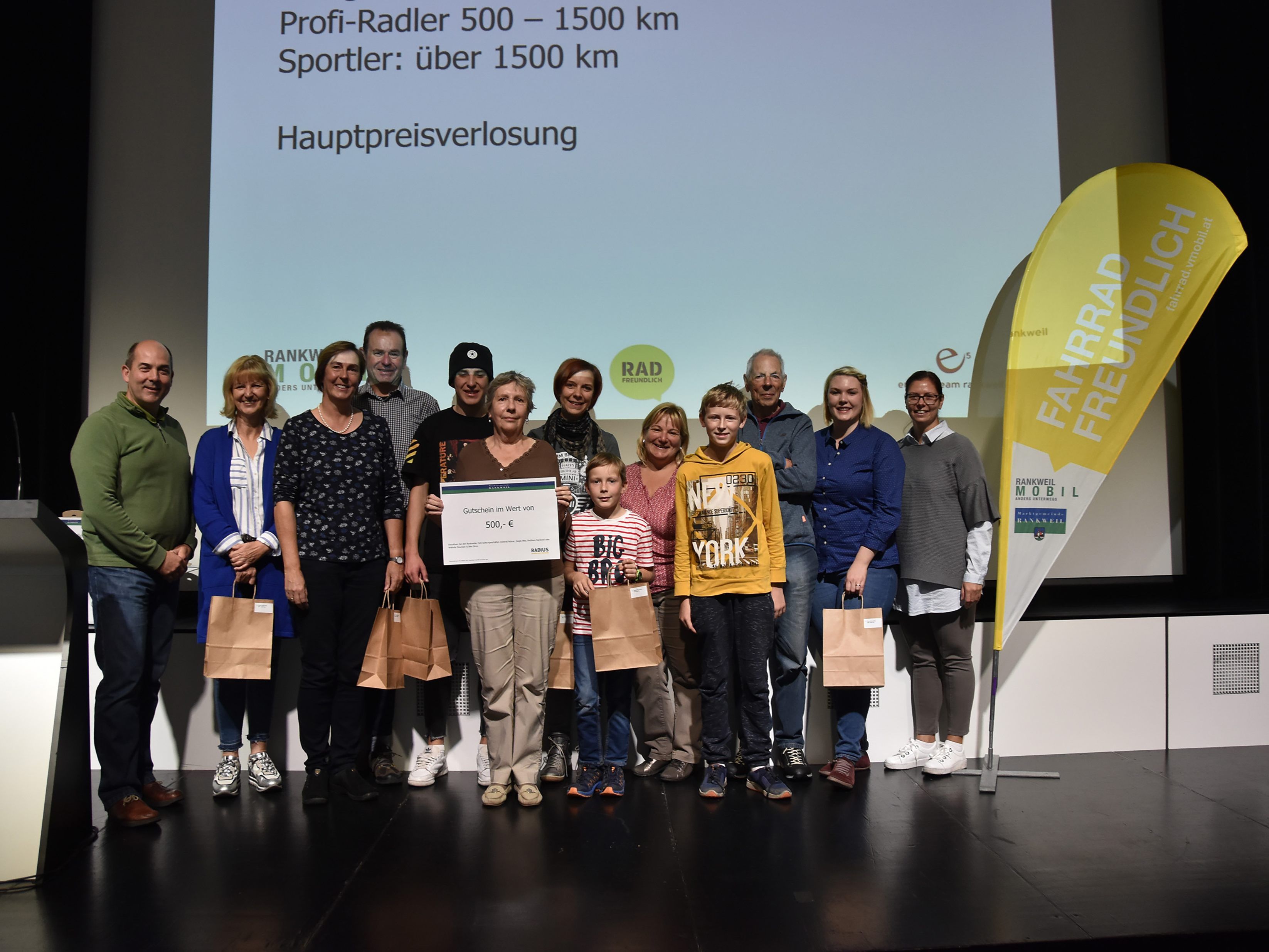 Im Rahmen des Abschlusses des Fahrradwettbewerbes fand eine Preisverlosung statt: (v.l.): GR Alejandro Schwaszta mit den GewinnerInnen und Bürgermeisterin Katharina Wöß-Krall.