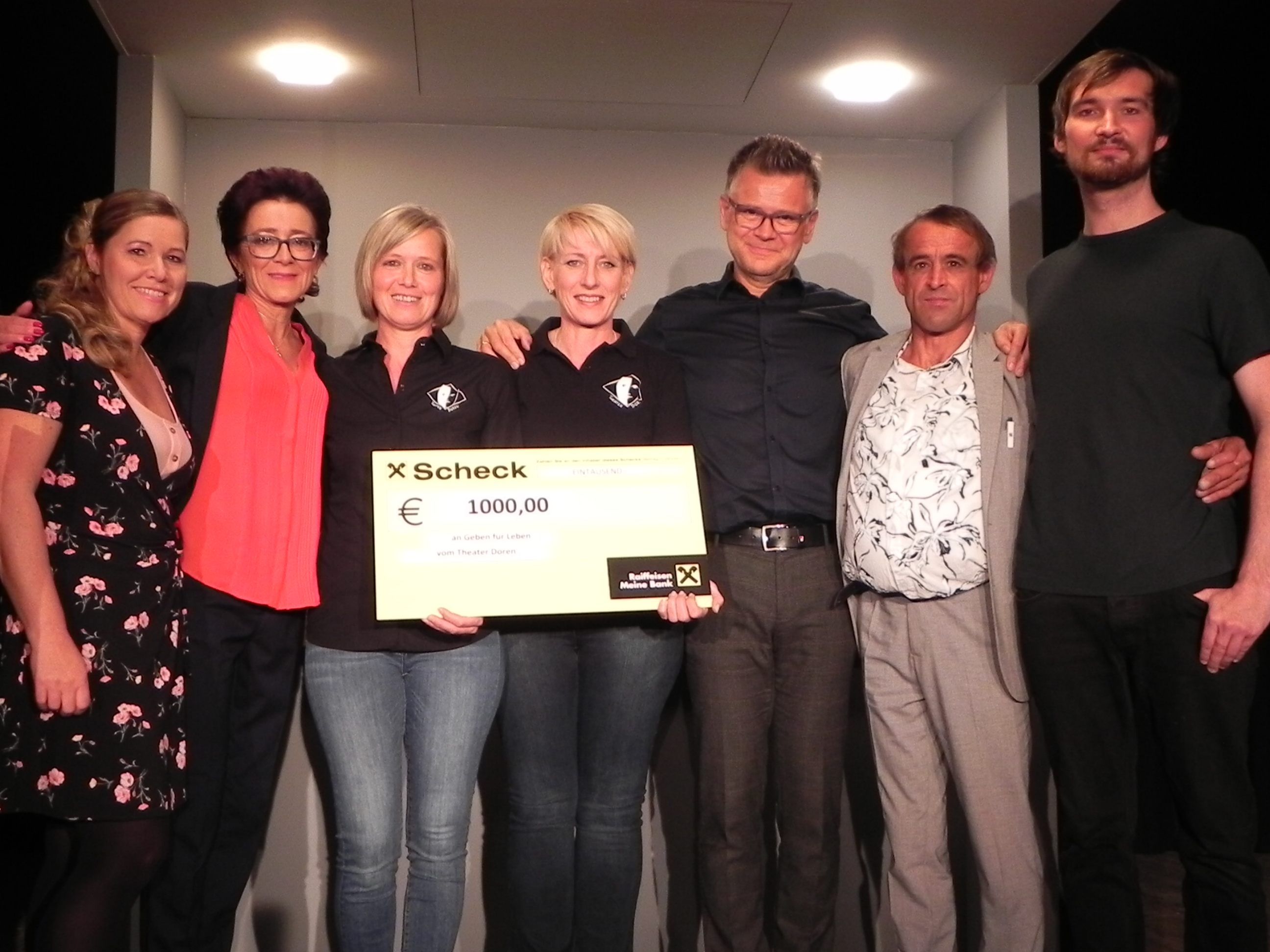 Scheckübergabe Sabine Eberle an Brigitte Bilgeri (Verein "Geben für Leben") mit den SpielerInnen und Regisseur Günther Stadelmann