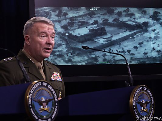 Schwarz-Weiß-Videoaufnahmen zeigen den Militäreinsatz Schwarz-Weiß-Videoaufnahmen zeigen den Militäreinsatz