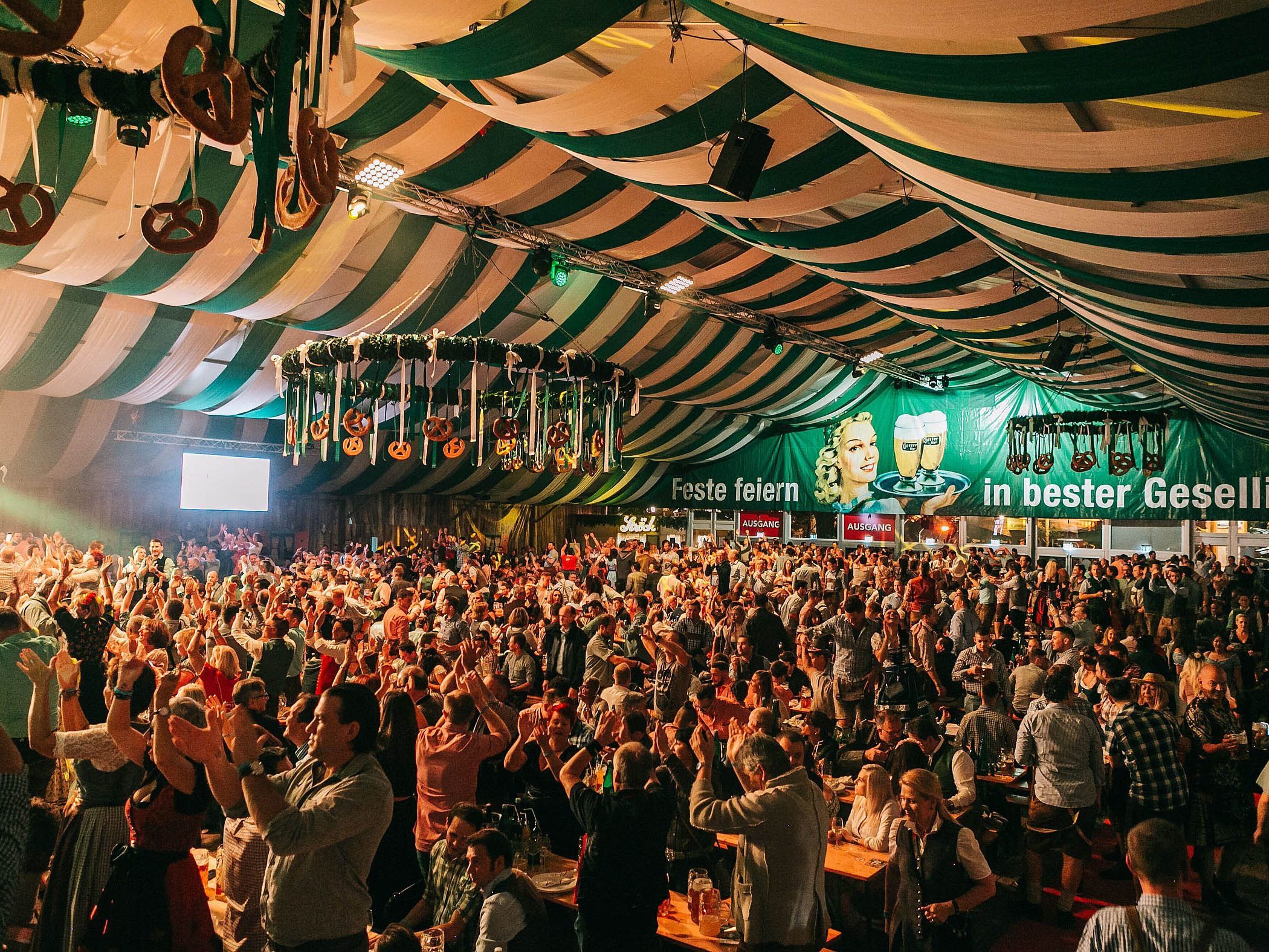 Ein bis auf den letzten Platz gefülltes Gösser-Zelt auf der Wiener Wiesn ist keine Seltenheit Ein bis auf den letzten Platz gefülltes Gösser-Zelt auf der Wiener Wiesn ist keine Seltenheit