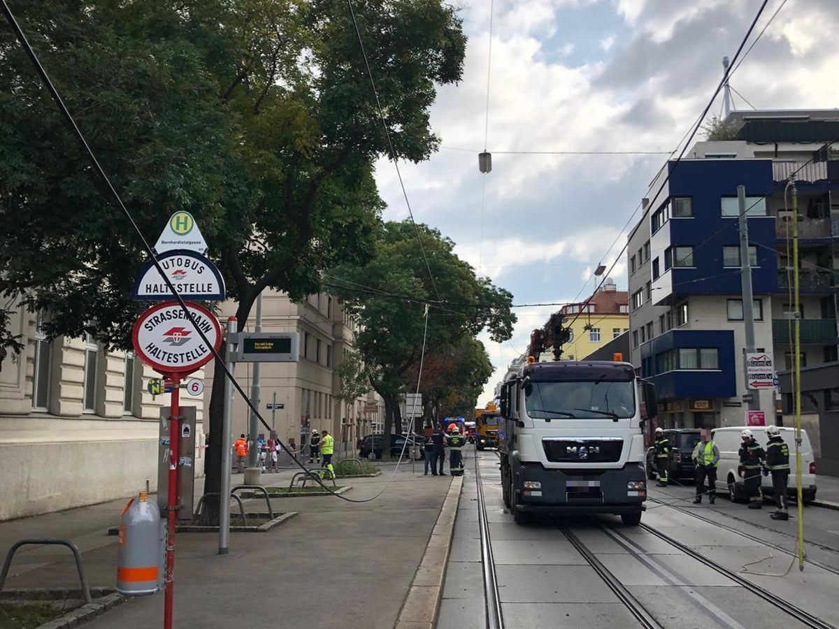 In Wien-Favoriten kam es heute zu eier gefährlichen Situation wegen eines Oberleitungsschadens. In Wien-Favoriten kam es heute zu eier gefährlichen Situation wegen eines Oberleitungsschadens.