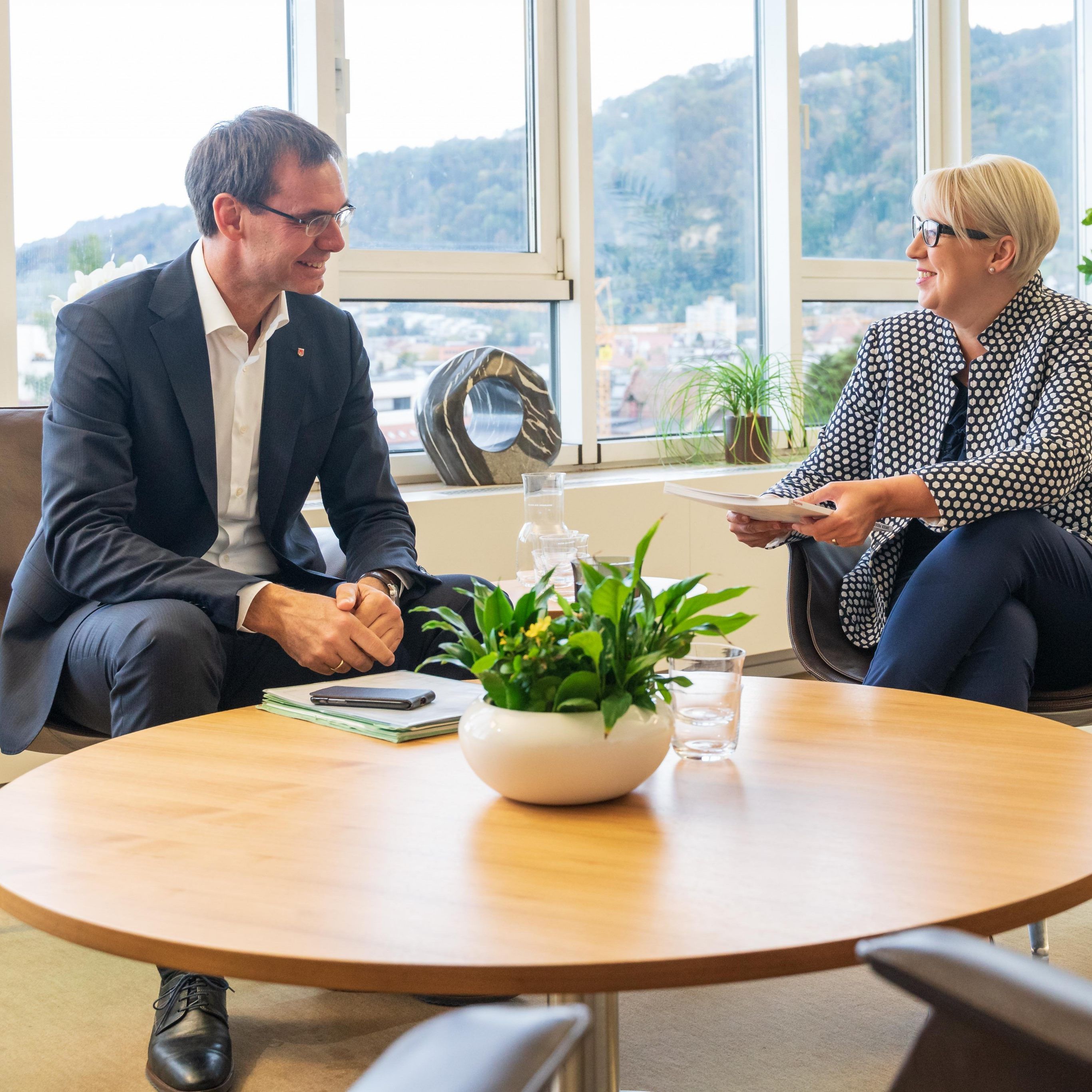Sabine Scheffkneht war als Erste beim Landeshauptmann.