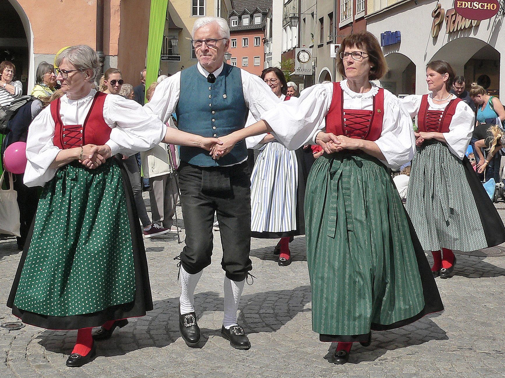 Dreiertanz beim Auftanz in der Marktgasse