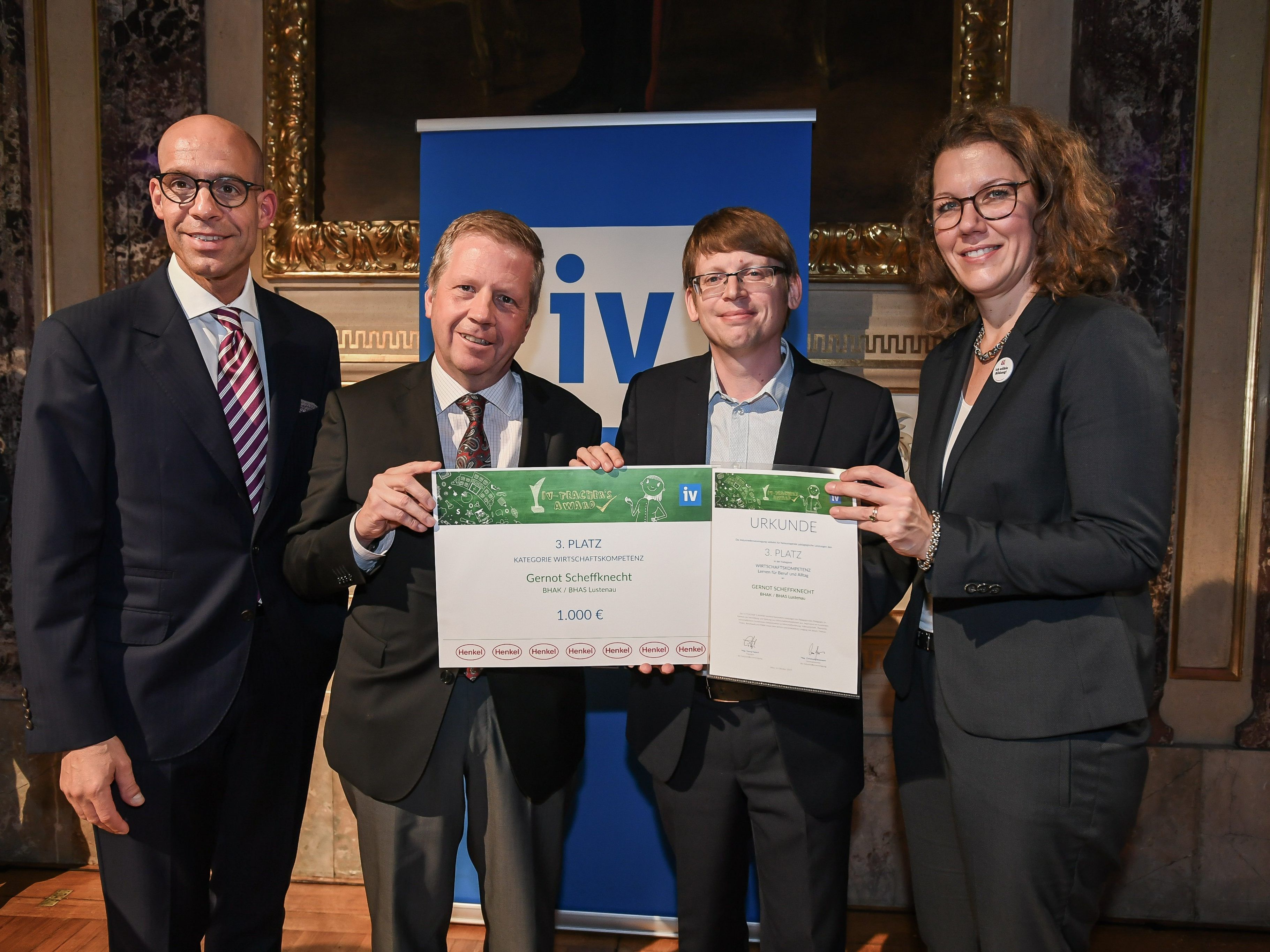 Gernot Scheffknecht (3. v.l.) freut sich über den gewonnenen Preis. Gernot Scheffknecht (3. v.l.) freut sich über den gewonnenen Preis.