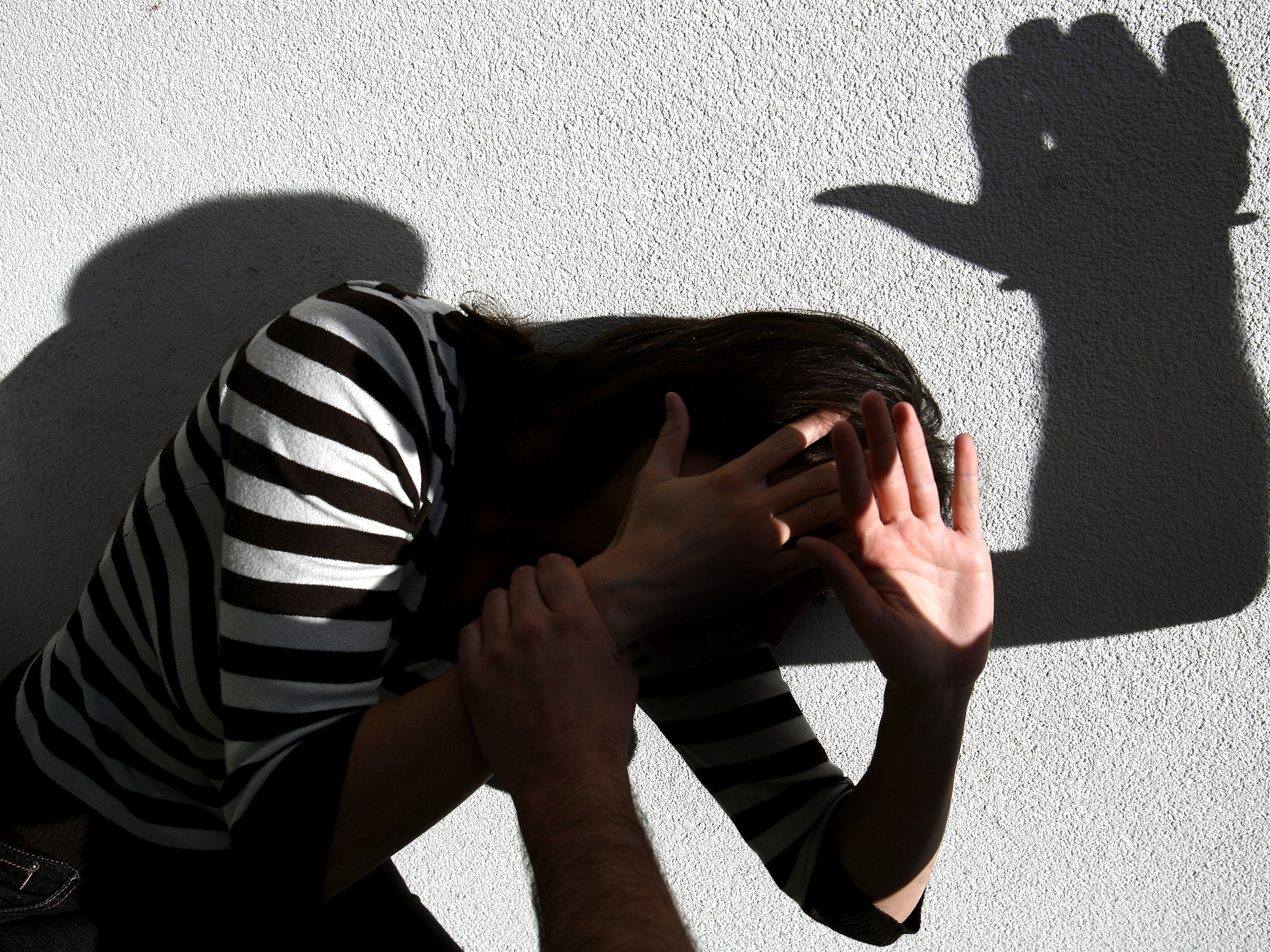 Der Mann misshandelte seine Frau schwer. Der Mann misshandelte seine Frau schwer.