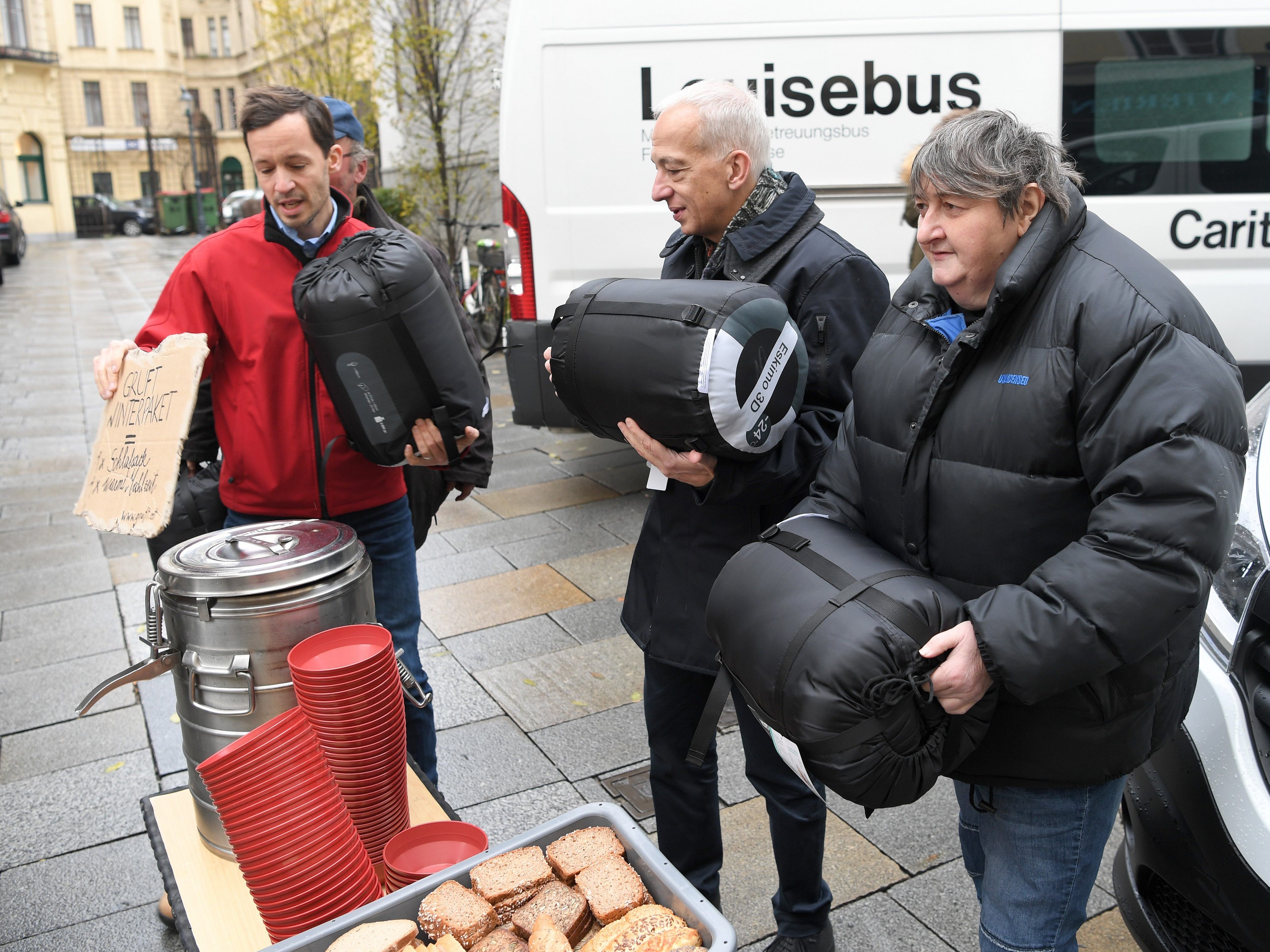 Die Caritas schnürt wieder ihre Winterpakete für Obdachlose Die Caritas schnürt wieder ihre Winterpakete für Obdachlose