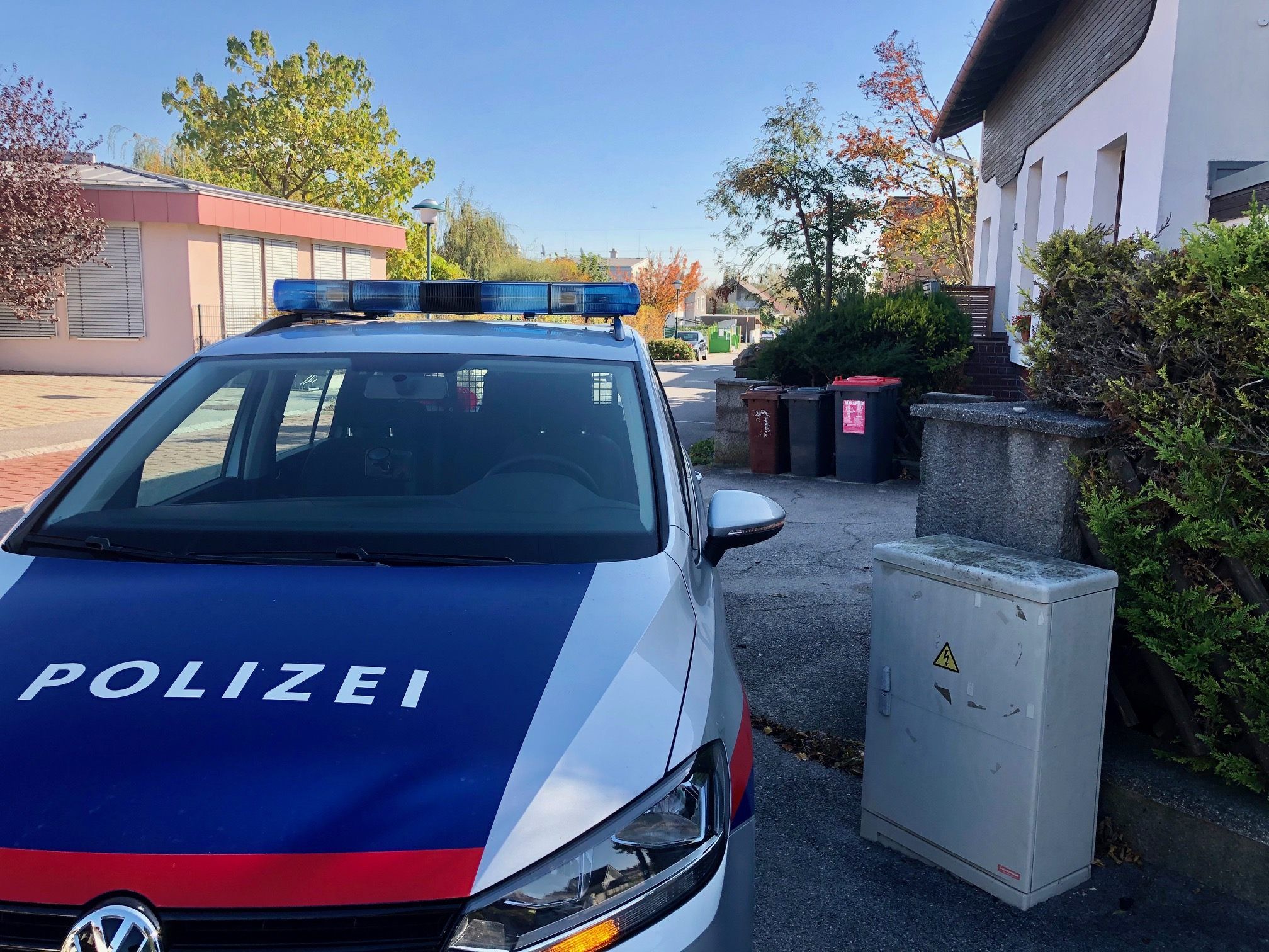 In Österreich steht ein Familienvater unter dem Verdacht, seine Frau und seine zweijährige Tochter erstochen zu haben.