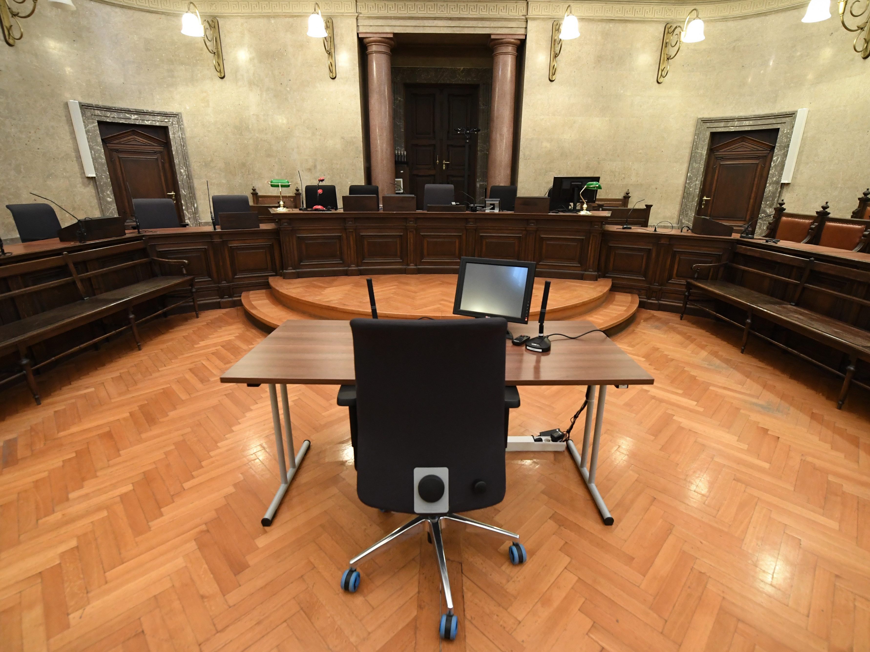 Der Mann muss sich nach der Eisenstangen- und Hammer-Attacke wegen zweifachen Mordversuchs am Wiener Straflandesgericht verantworten. Der Mann muss sich nach der Eisenstangen- und Hammer-Attacke wegen zweifachen Mordversuchs am Wiener Straflandesgericht verantworten.