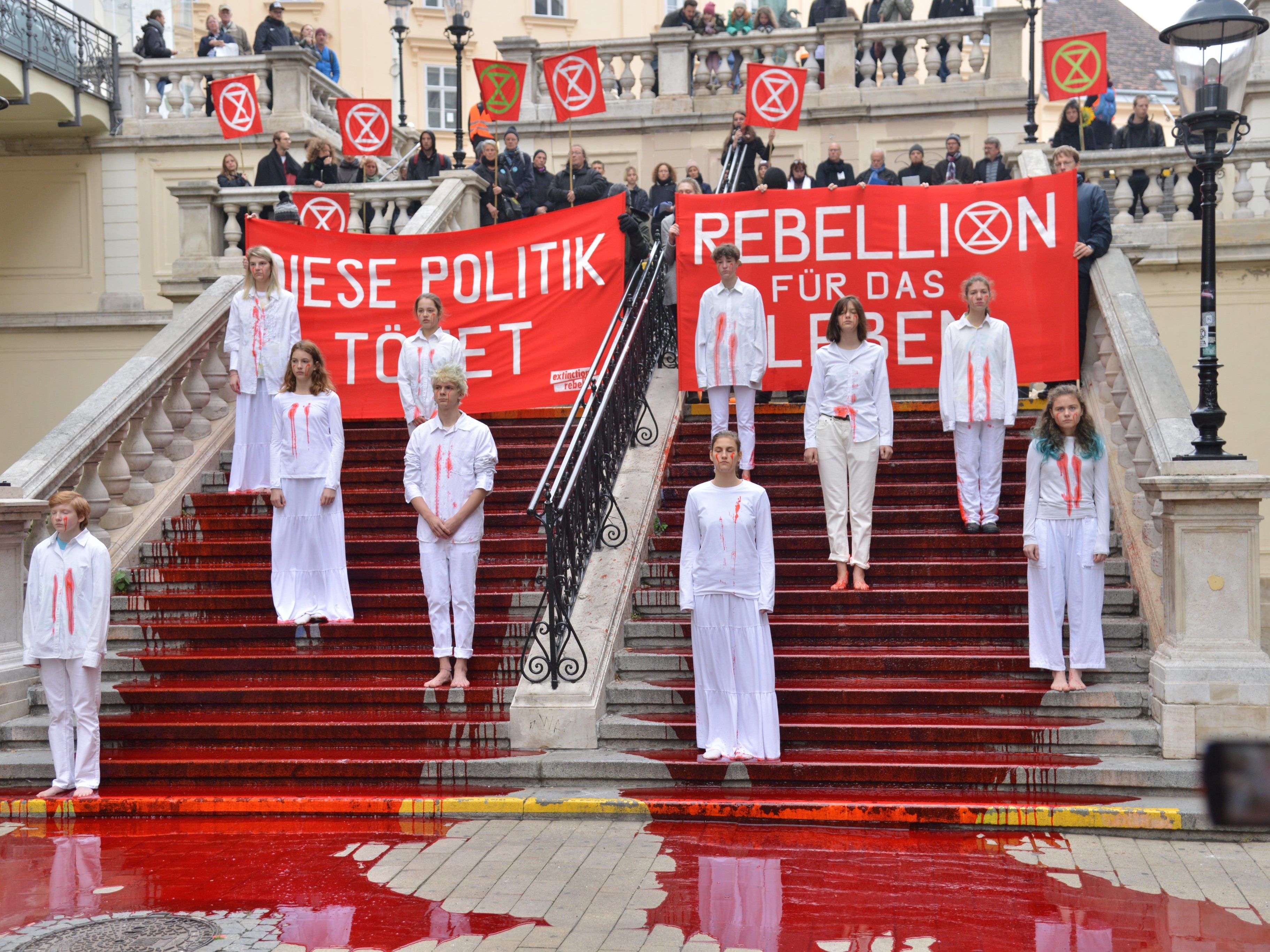 Extinction Rebellion veschüttete 200 Liter Kunstblut in Wien. Extinction Rebellion veschüttete 200 Liter Kunstblut in Wien.