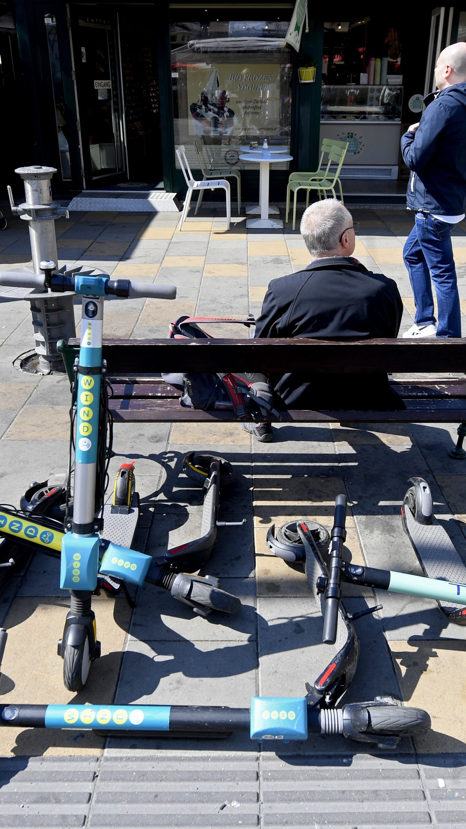 Ein großes Problem stellt behinderndes Parken am Gehsteig dar.