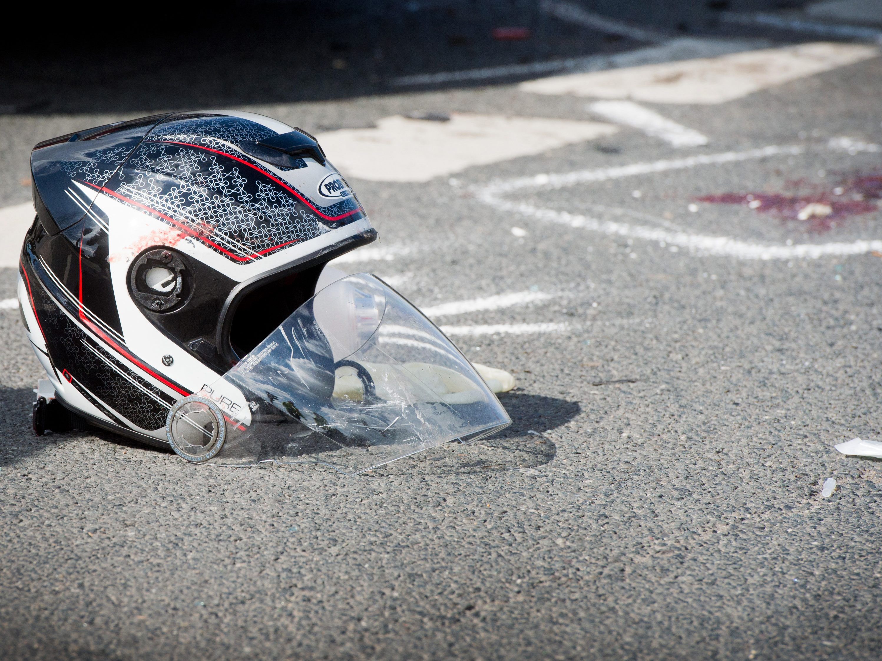 Ein Motorradlenker kam aufgrund ausgelaufenen Sirups zu Sturz Ein Motorradlenker kam aufgrund ausgelaufenen Sirups zu Sturz