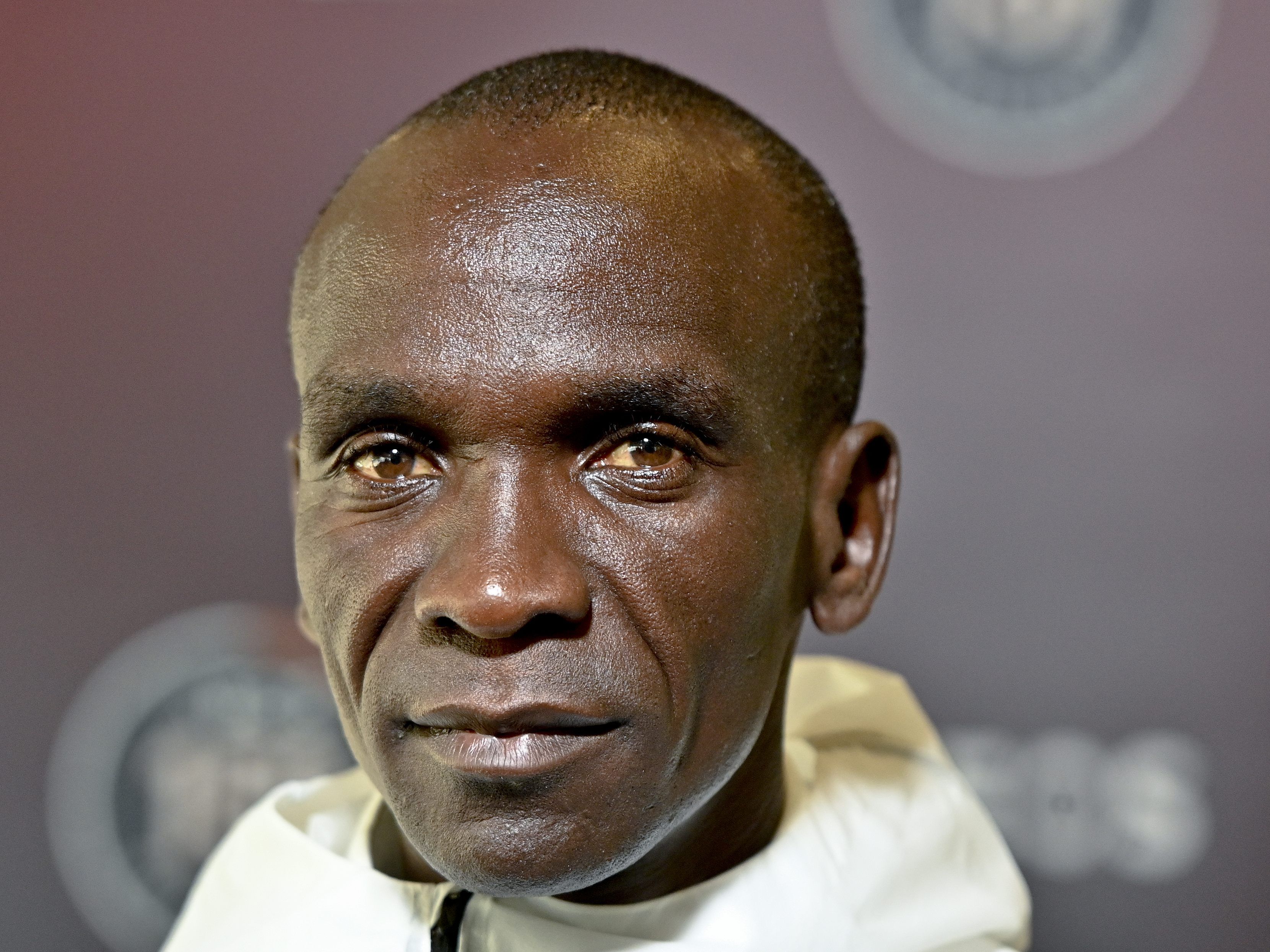 Kipchoge versucht als erster Mensch die Marathon-Distanz unter zwei Stunden zu laufen.