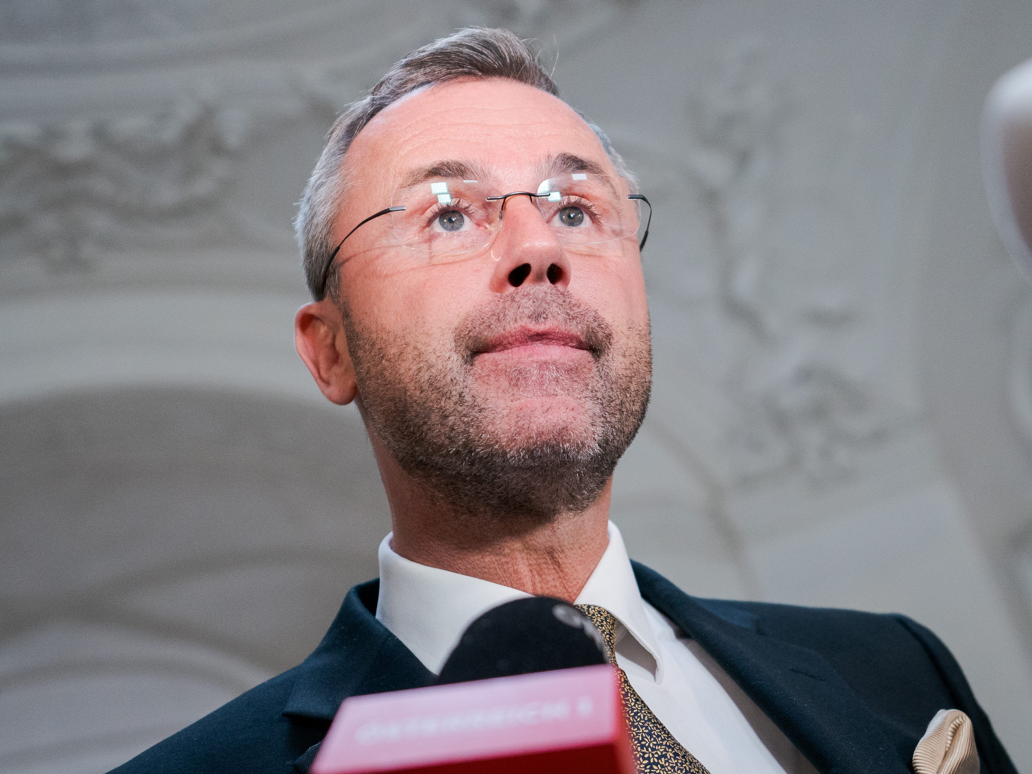 FPÖ-Chef Norbert Hofer nennt die Grünen eine "Weltuntergangssekte" und warnt die ÖVP erneut vor einer Koalition. FPÖ-Chef Norbert Hofer nennt die Grünen eine "Weltuntergangssekte" und warnt die ÖVP erneut vor einer Koalition.