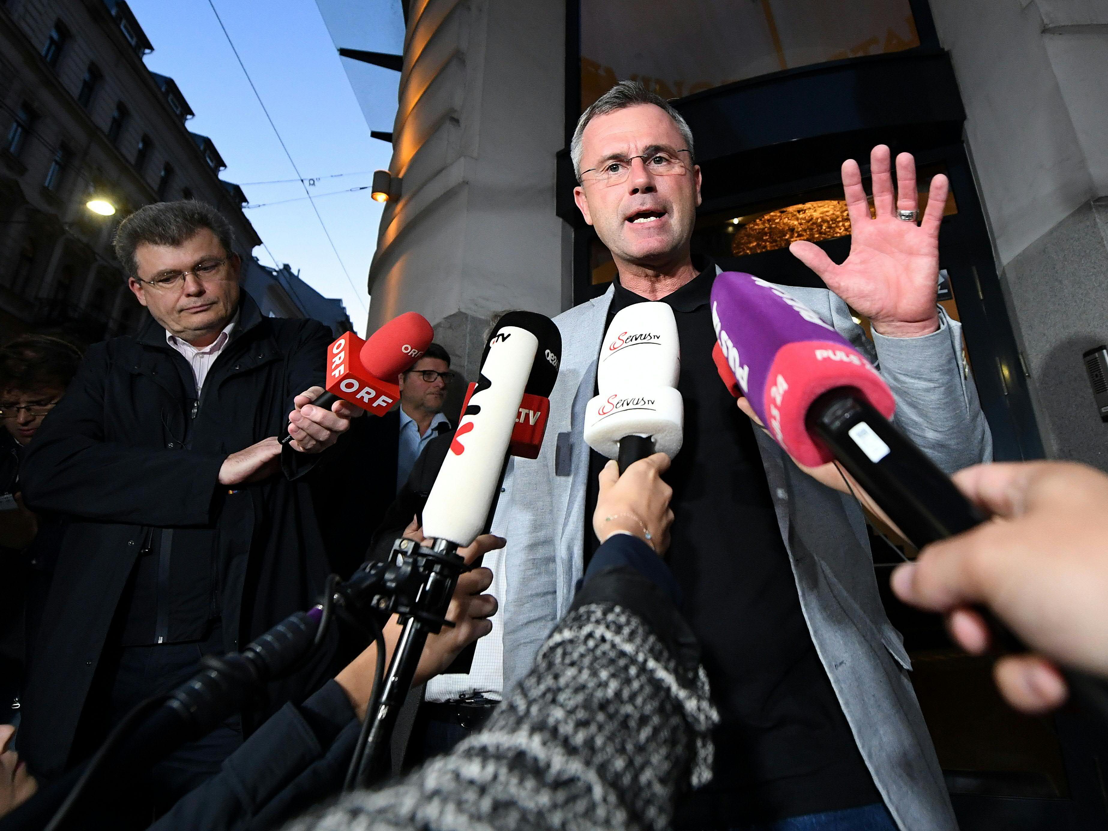 Nach einer rund siebenstündigen Sitzung gab Hofer die Suspendierung Straches bekannt. Nach einer rund siebenstündigen Sitzung gab Hofer die Suspendierung Straches bekannt.