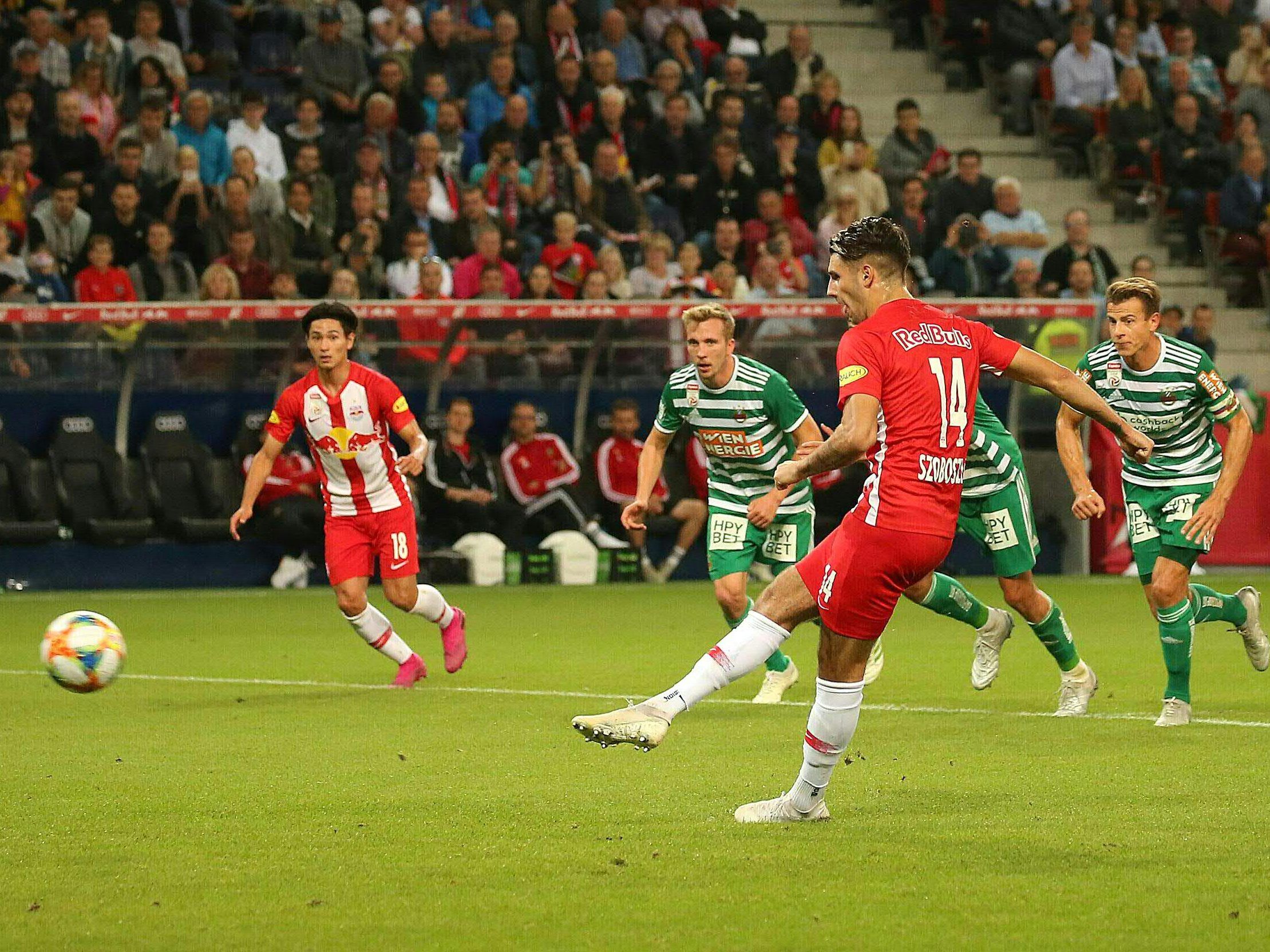 Mit einem Last-Minute_Tor siegt RB Salzburg über Rapid Wien. Mit einem Last-Minute_Tor siegt RB Salzburg über Rapid Wien.