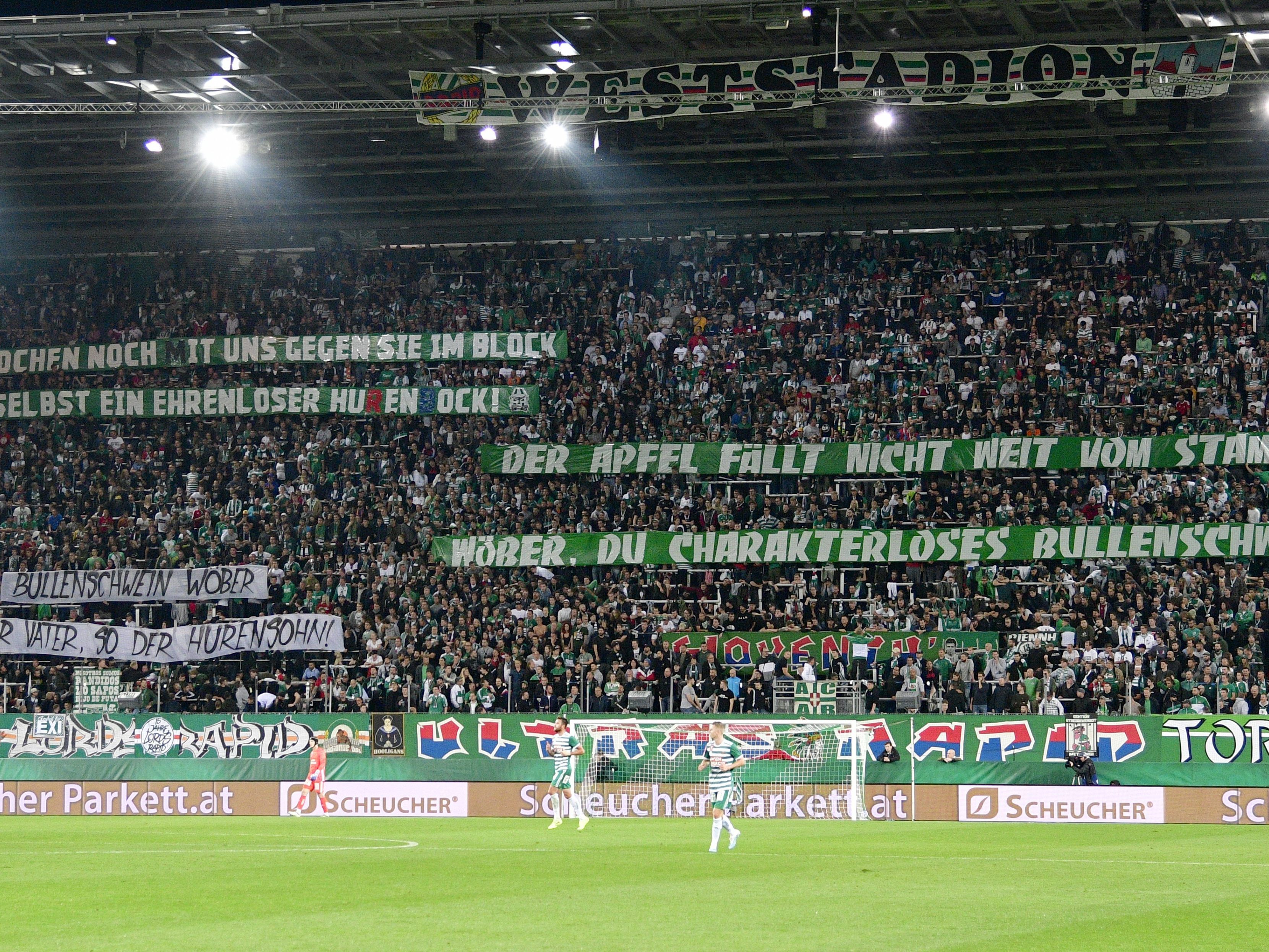 Beim Cup-Spiel hielten Rapid-Fans Transparente mit massiven Beschimpfungen hoch. Beim Cup-Spiel hielten Rapid-Fans Transparente mit massiven Beschimpfungen hoch.