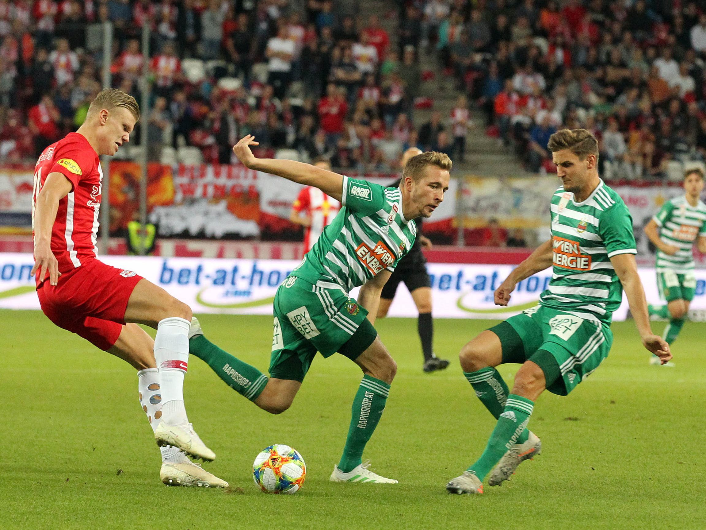 Salzburg holte gegen Rapid wichtige Punkte. Salzburg holte gegen Rapid wichtige Punkte.