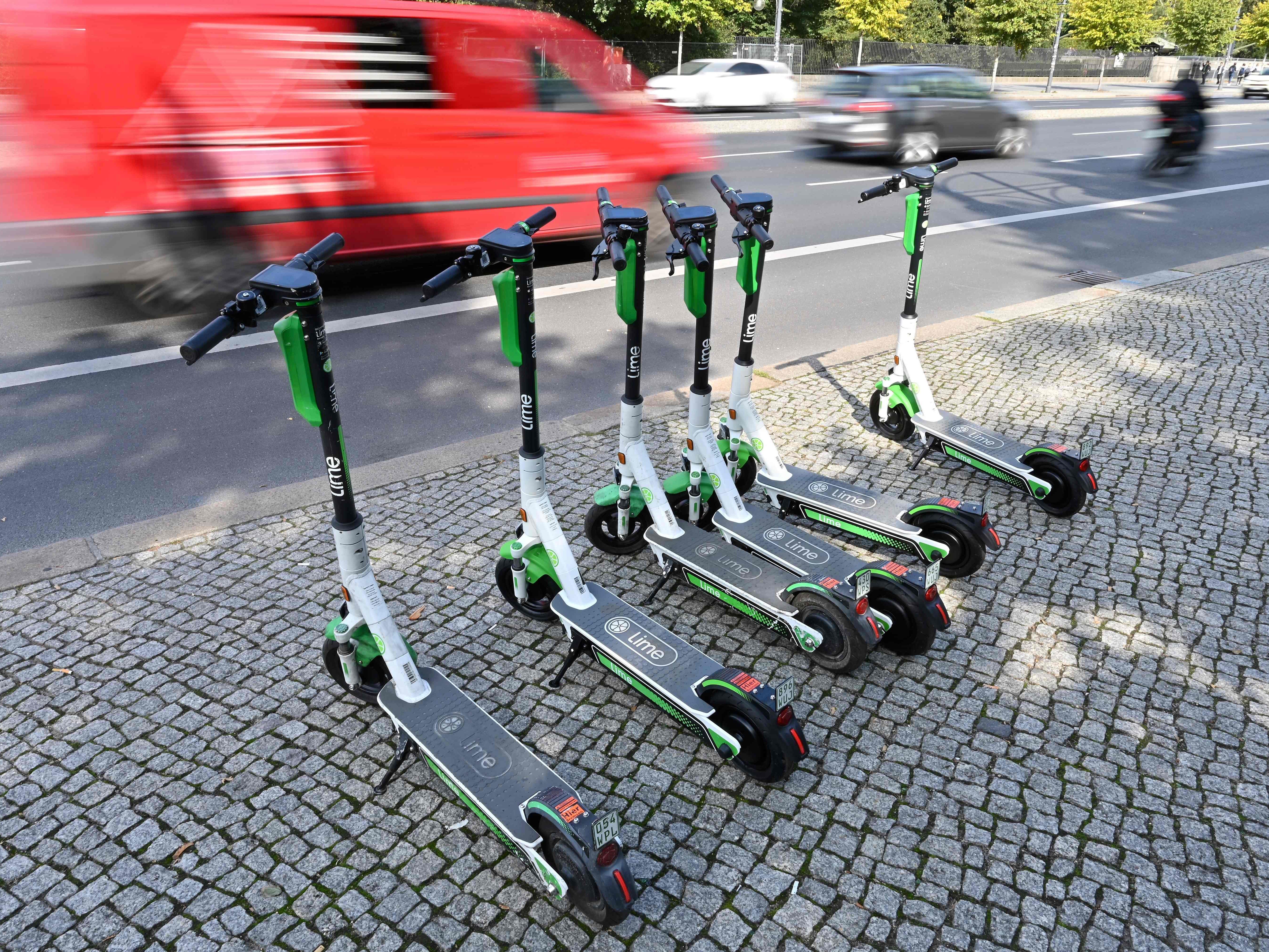 Die Befragten kritisierten das Blockieren von Gehwegen und Eingängen durch E-Scooter.