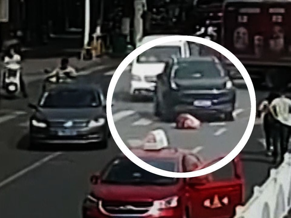 SUV übersah die Frau auf dem Boden und fuhr über sie. SUV übersah die Frau auf dem Boden und fuhr über sie.
