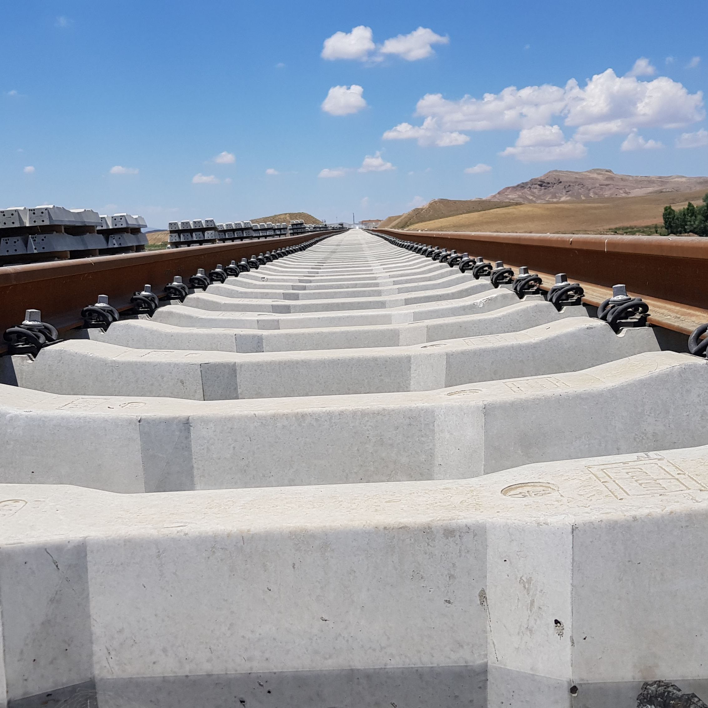 Hier sind Schwellensohlen zu sehen.